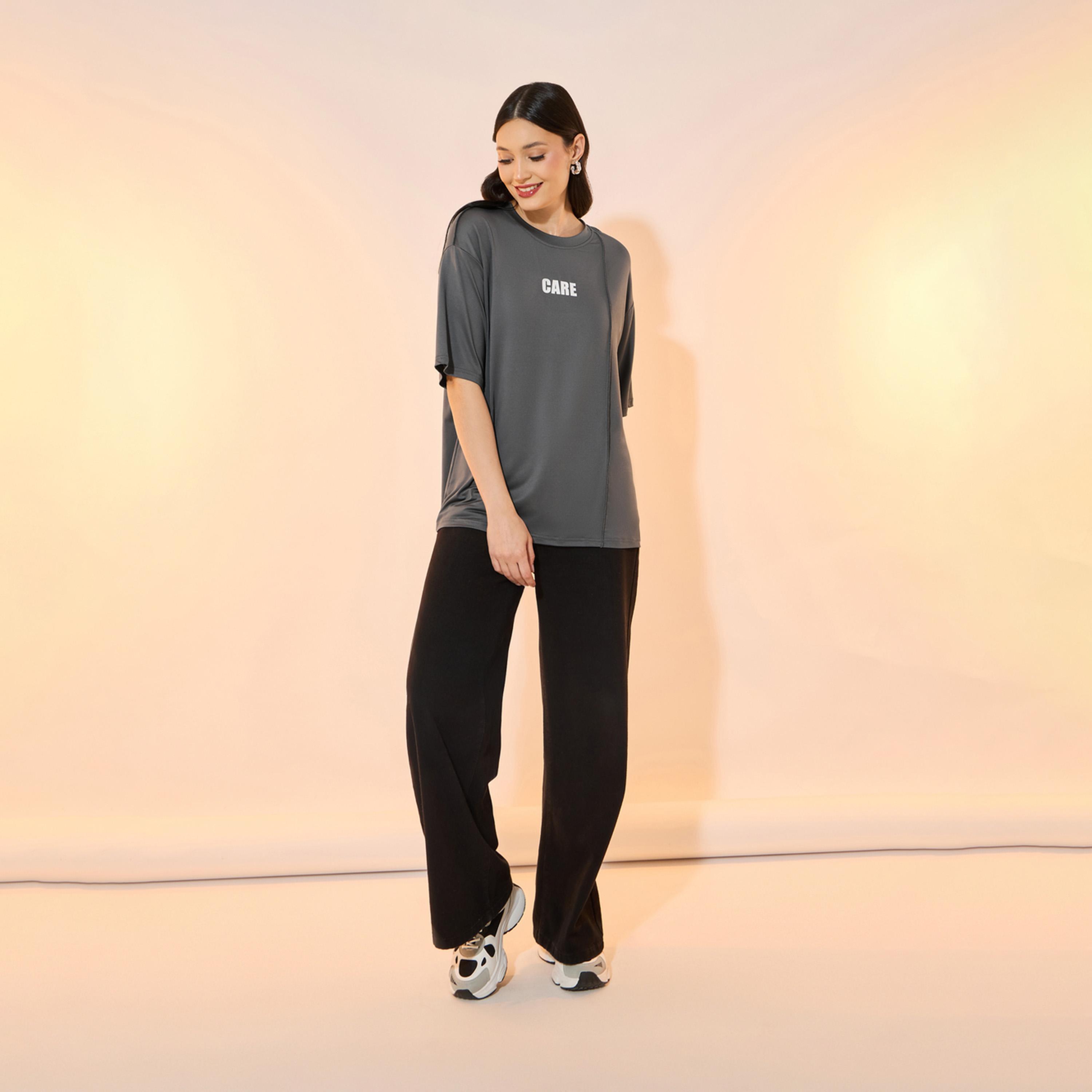 تيشيرت فضفاض بطبعة كتابة وياقة دائرية-women-clothing-tshirts-image-3