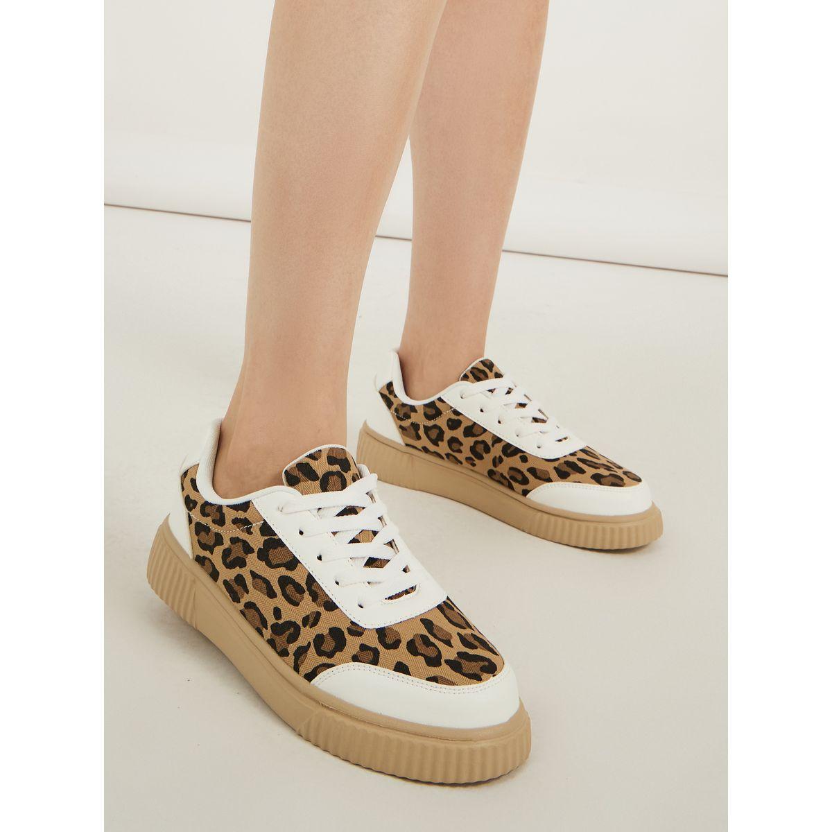 حذاء سنيكرز بطبعة حيوان ورباط غلق-women-shoes-sneakers-image-1
