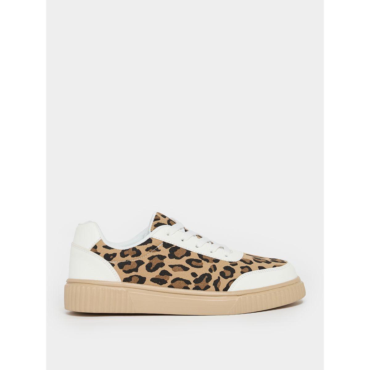 حذاء سنيكرز بطبعة حيوان ورباط غلق-women-shoes-sneakers-image-2