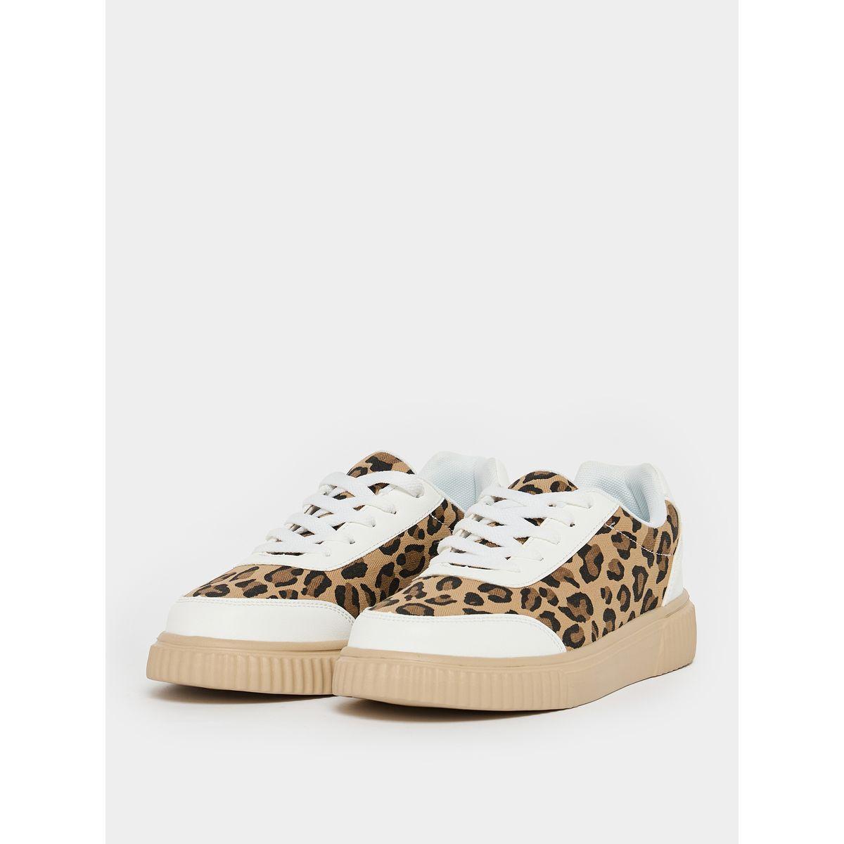 حذاء سنيكرز بطبعة حيوان ورباط غلق-women-shoes-sneakers-image-3