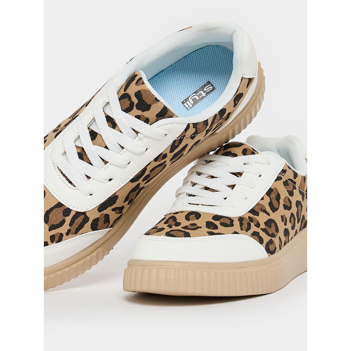 حذاء سنيكرز بطبعة حيوان ورباط غلق-women-shoes-sneakers-image-4