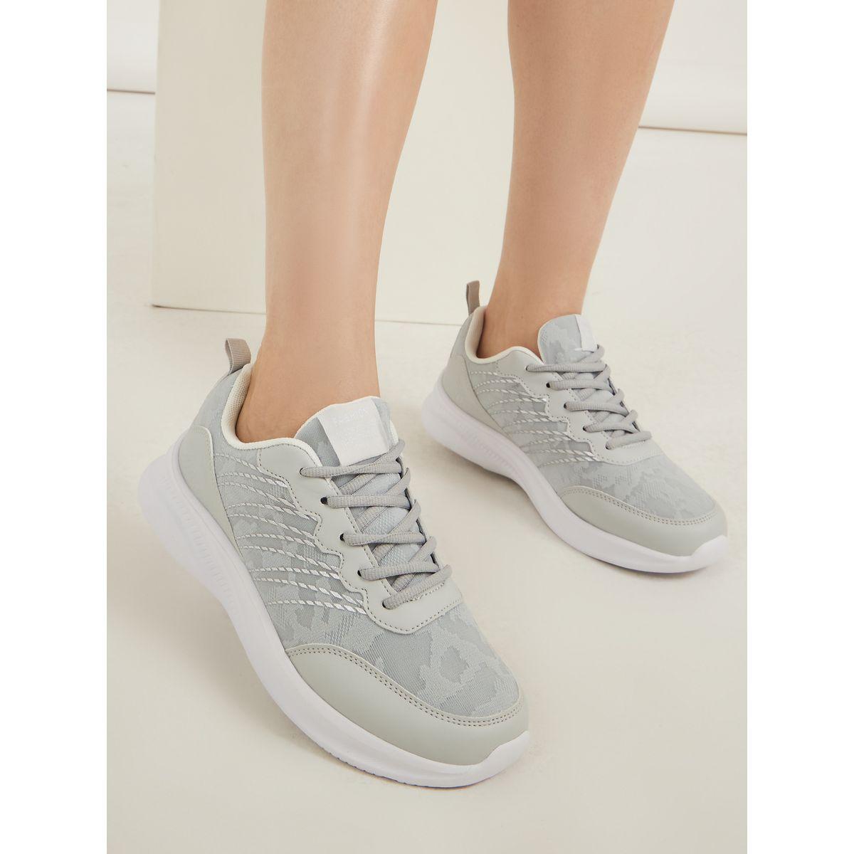 حذاء سنيكرز برباط غلق وتفاصيل مدروزة-women-shoes-sneakers-image-1