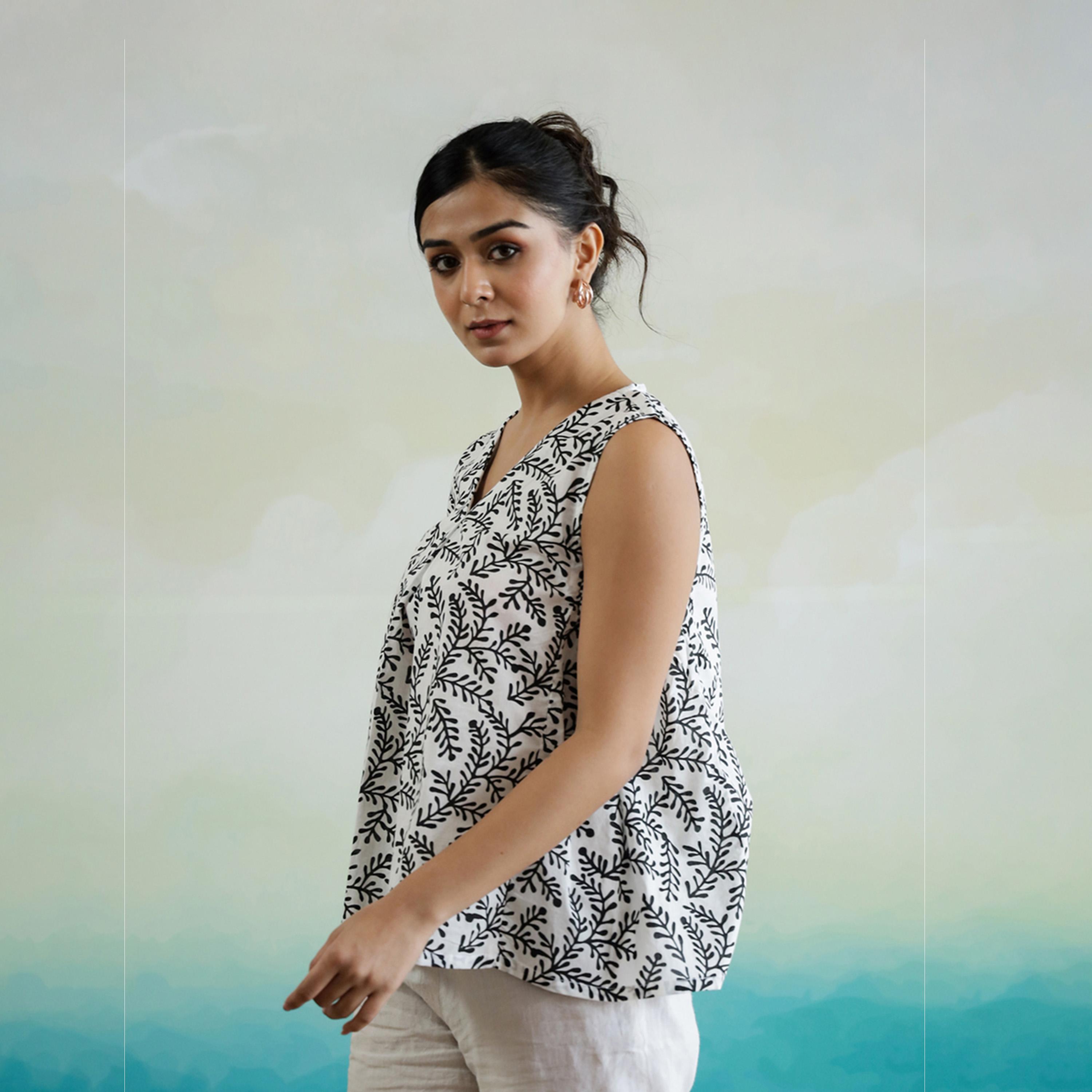 سانسكروتي هومز × ستايلي - بلوزة قطنية بدون أكمام بفتحة رقبة على شكل V وطبعة زهور-women-clothing-shirtsandblouses-blouses-image-4