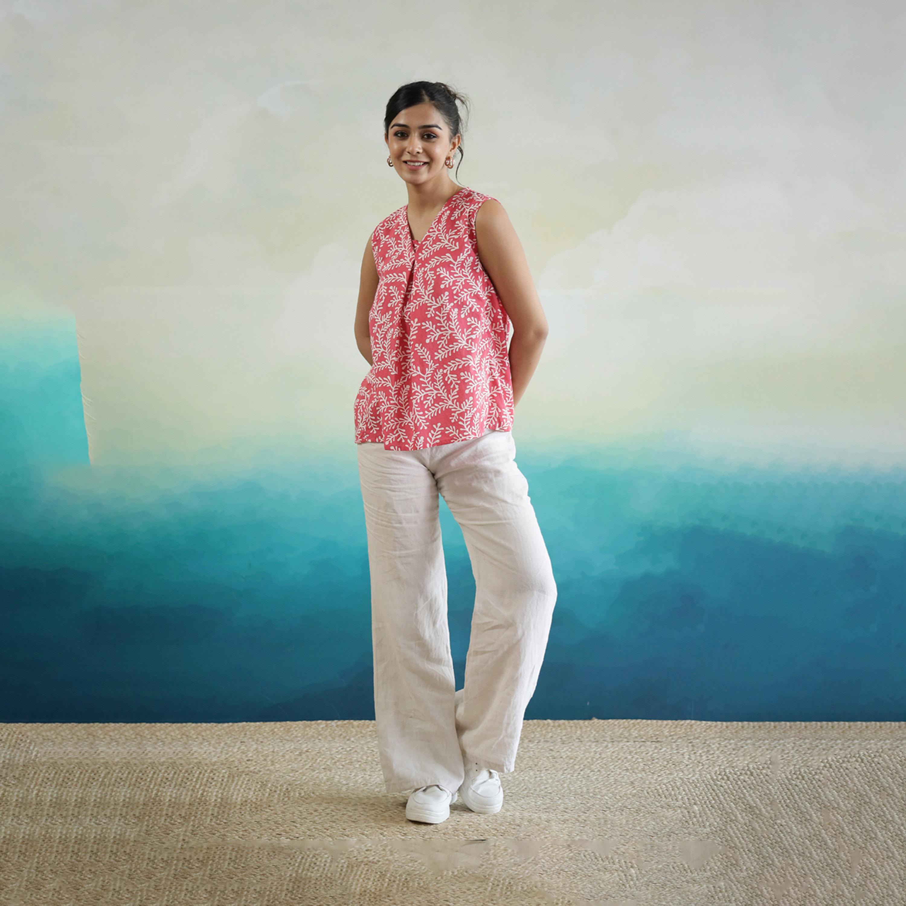 سانسكروتي هومز × ستايلي - بلوزة قطنية بدون أكمام بفتحة رقبة على شكل V وطبعة زهور-women-clothing-shirtsandblouses-blouses-image-1