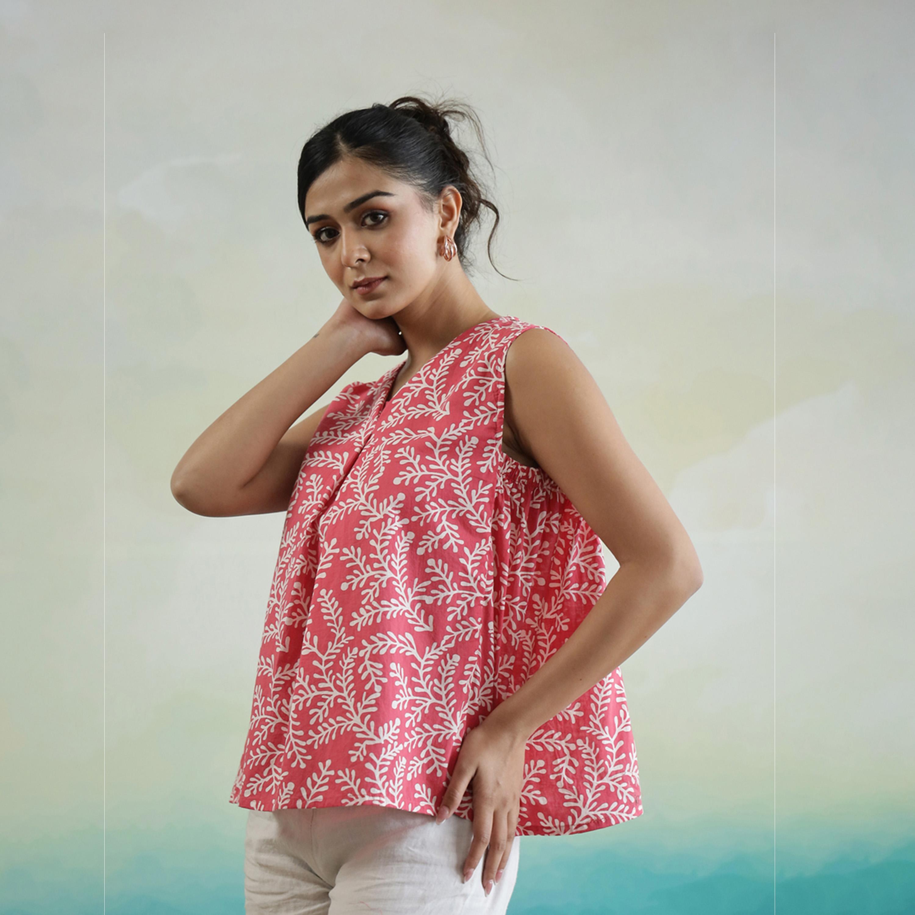 سانسكروتي هومز × ستايلي - بلوزة قطنية بدون أكمام بفتحة رقبة على شكل V وطبعة زهور-women-clothing-shirtsandblouses-blouses-image-4