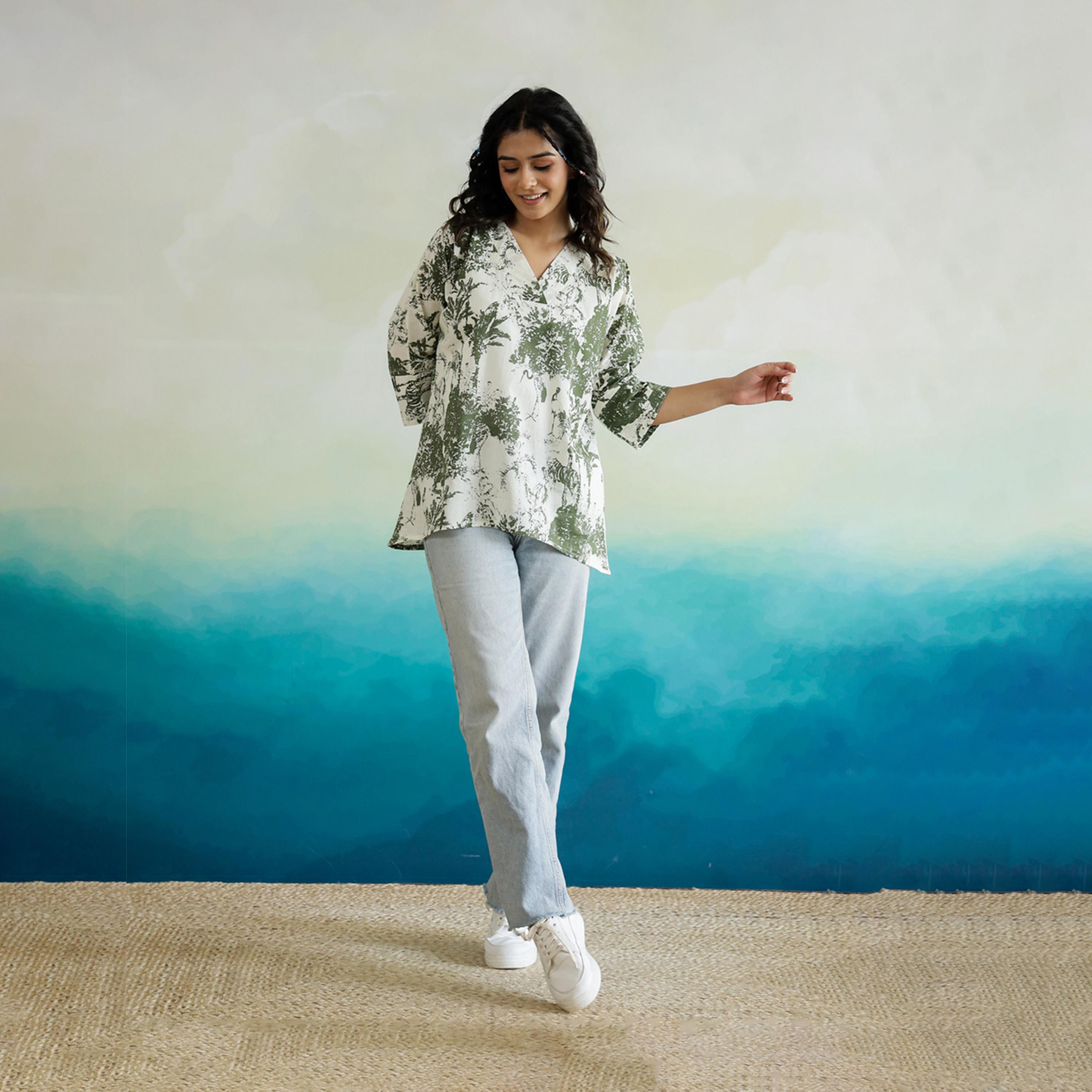 سانسكروتي هومز × ستايلي - بلوزة قطنية بطبعة زهور كاملة وفتحة رقبة على شكل V-women-clothing-shirtsandblouses-blouses-image-3