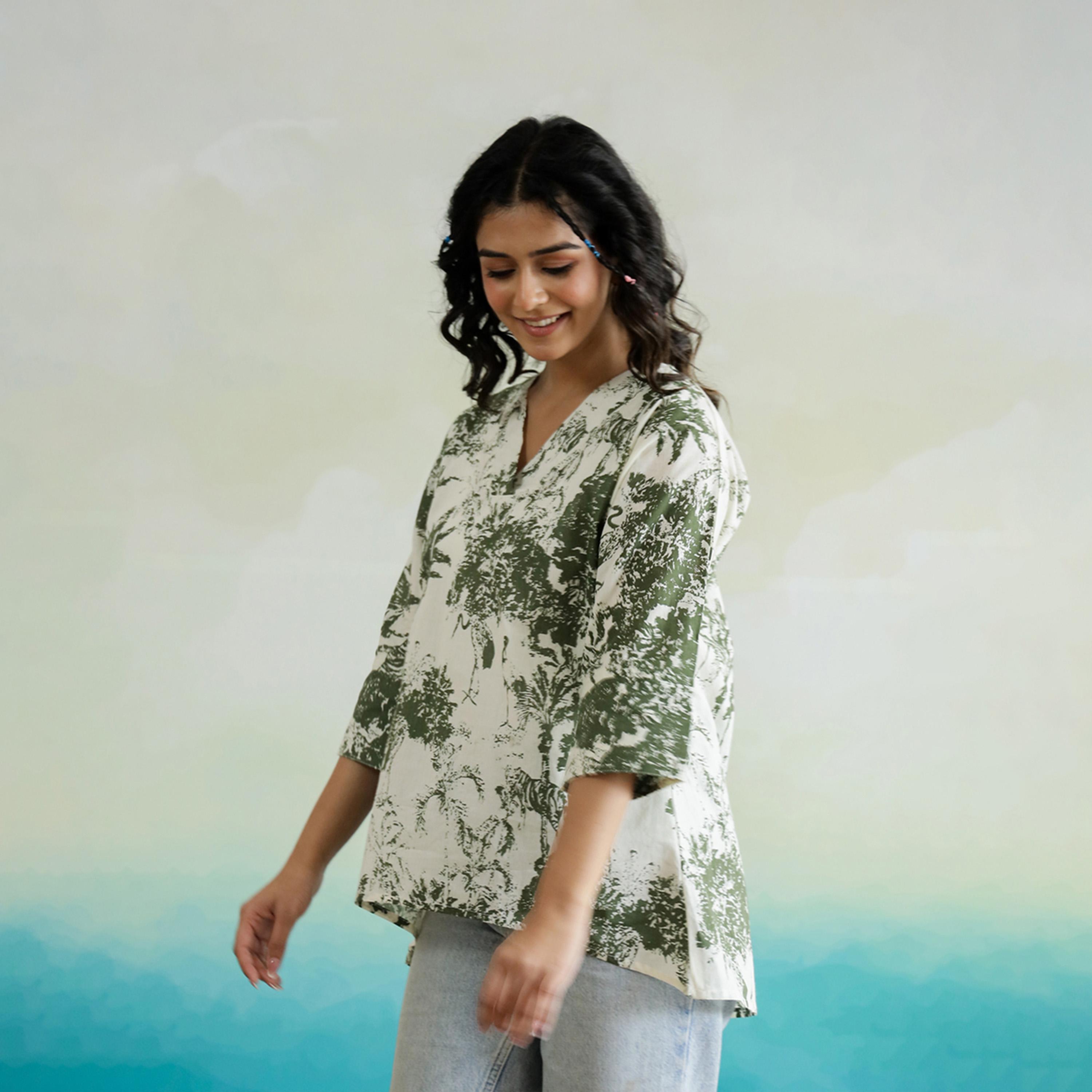 سانسكروتي هومز × ستايلي - بلوزة قطنية بطبعة زهور كاملة وفتحة رقبة على شكل V-women-clothing-shirtsandblouses-blouses-image-6