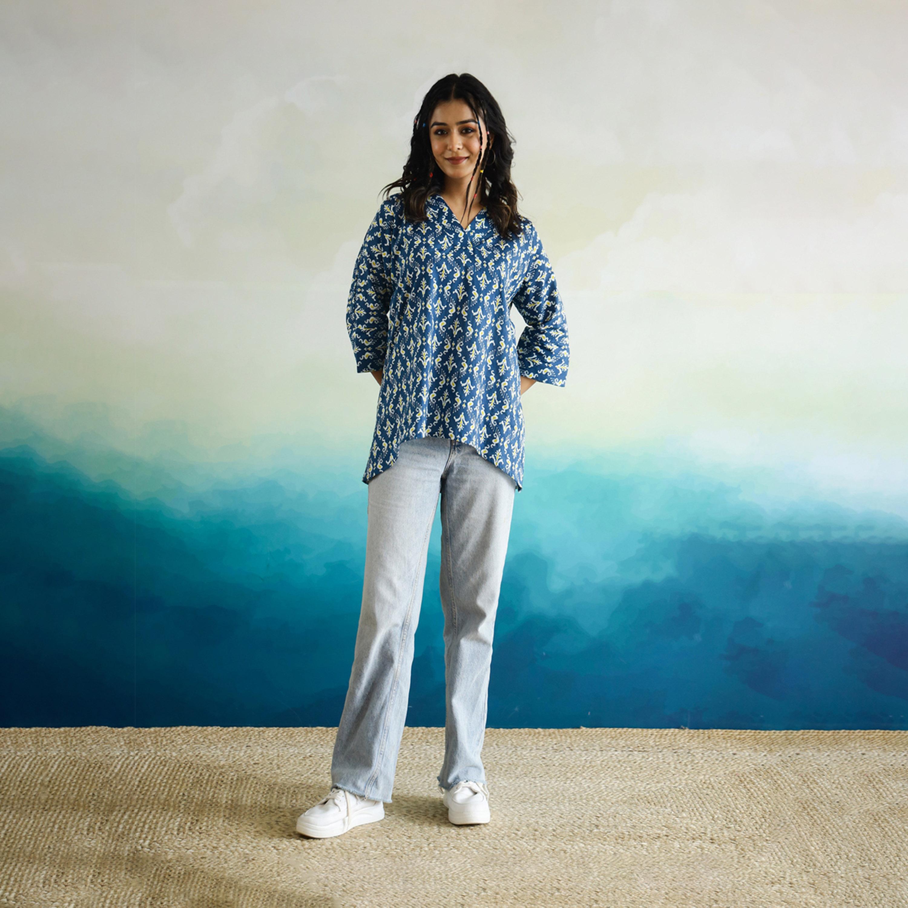 سانسكروتي هومز × ستايلي - بلوزة قطنية بطبعة زهور كاملة وفتحة رقبة على شكل V-women-clothing-shirtsandblouses-blouses-image-1