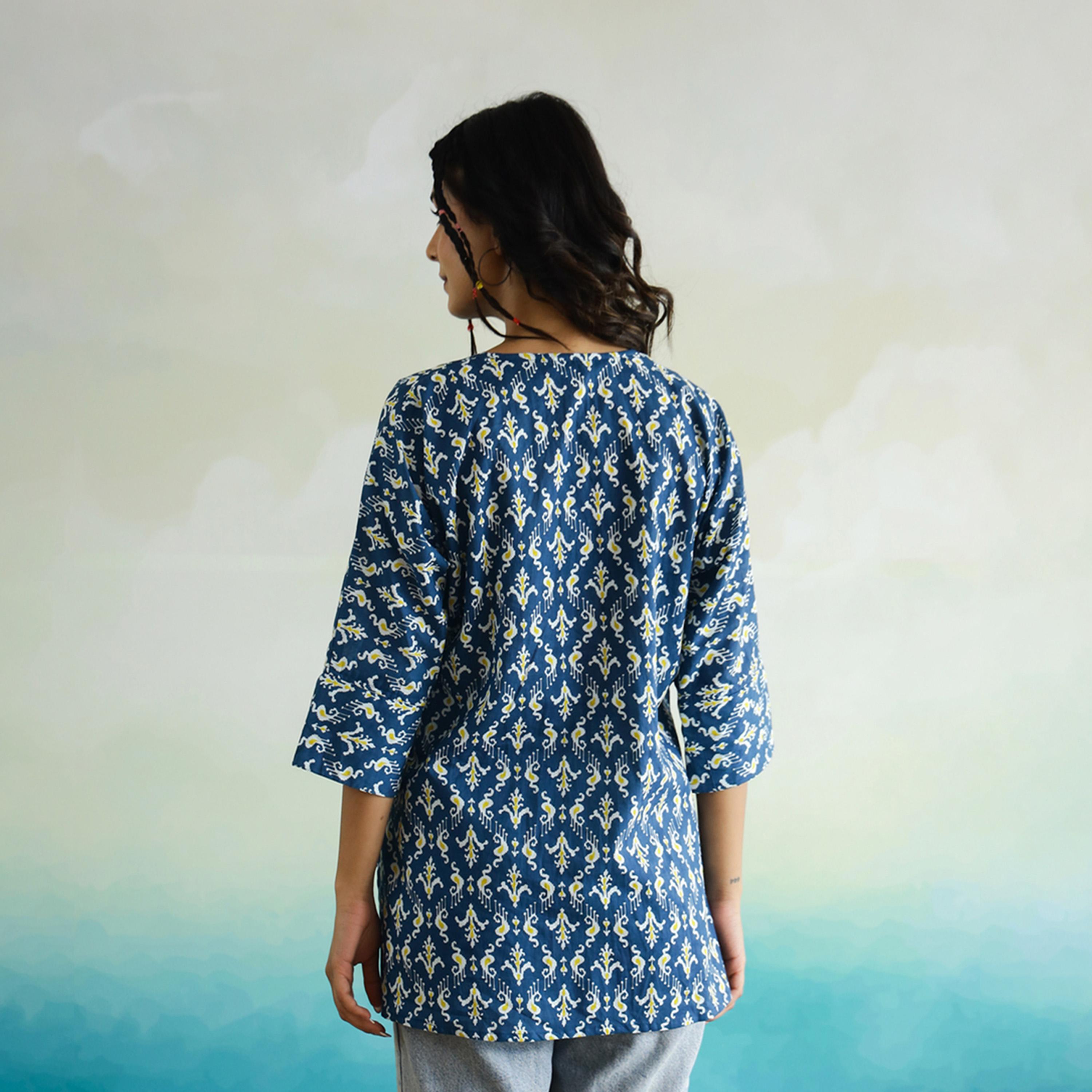 سانسكروتي هومز × ستايلي - بلوزة قطنية بطبعة زهور كاملة وفتحة رقبة على شكل V-women-clothing-shirtsandblouses-blouses-image-2