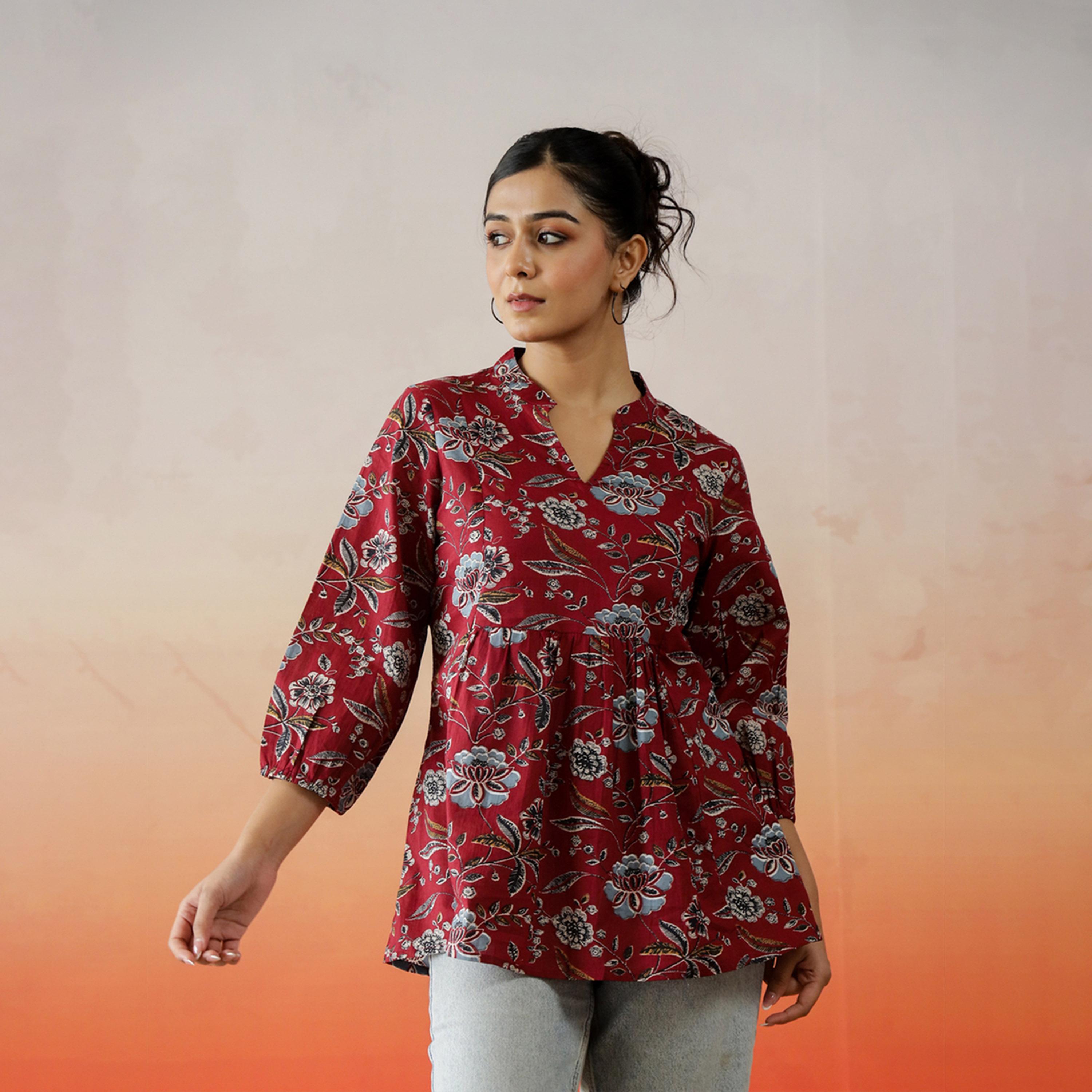 سانسكروتي هومز × ستايلي - بلوزة قطنية بطبعة زهور وفتحة رقبة على شكل V وحاشية مكشكشة-women-clothing-shirtsandblouses-blouses-image-1