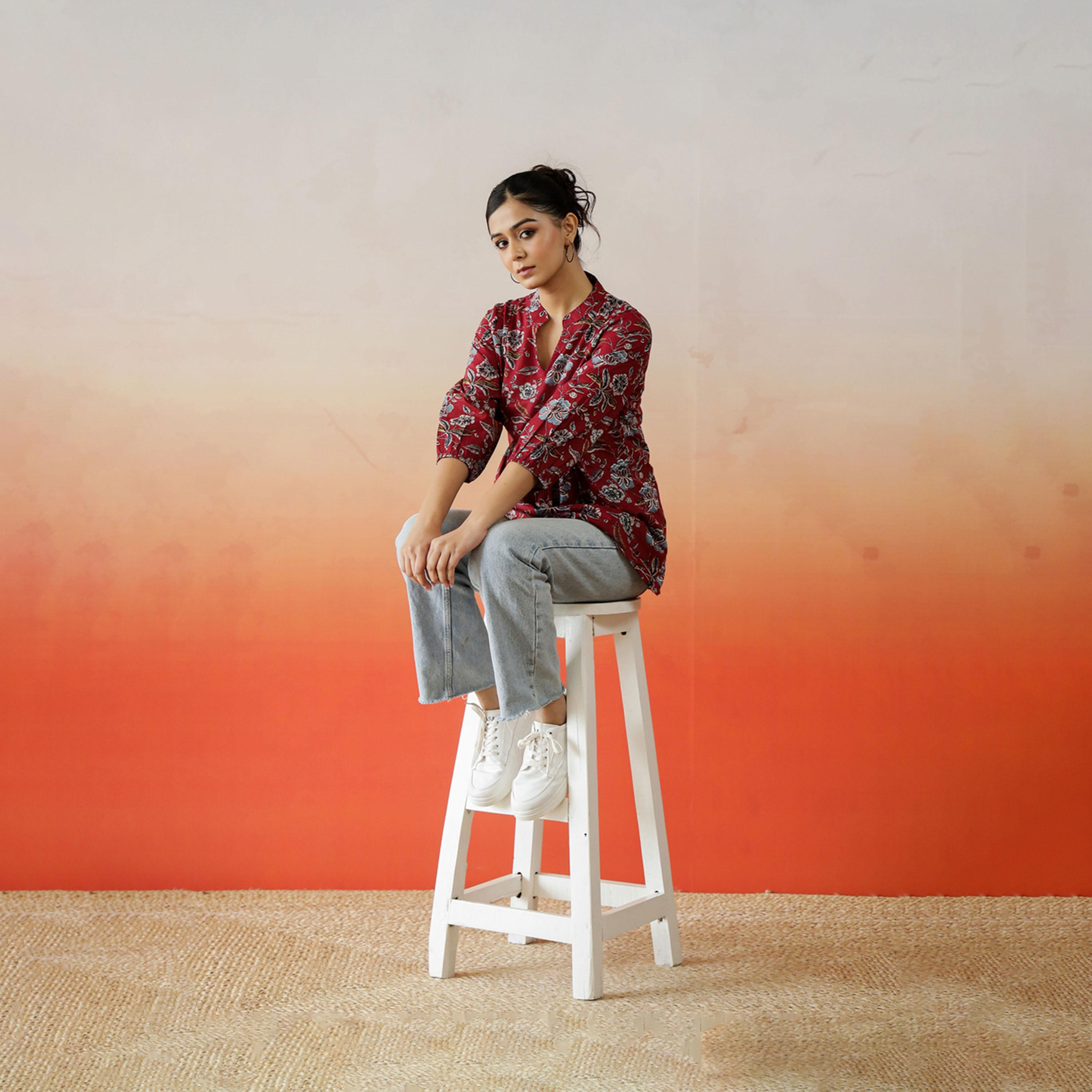 سانسكروتي هومز × ستايلي - بلوزة قطنية بطبعة زهور وفتحة رقبة على شكل V وحاشية مكشكشة-women-clothing-shirtsandblouses-blouses-image-2