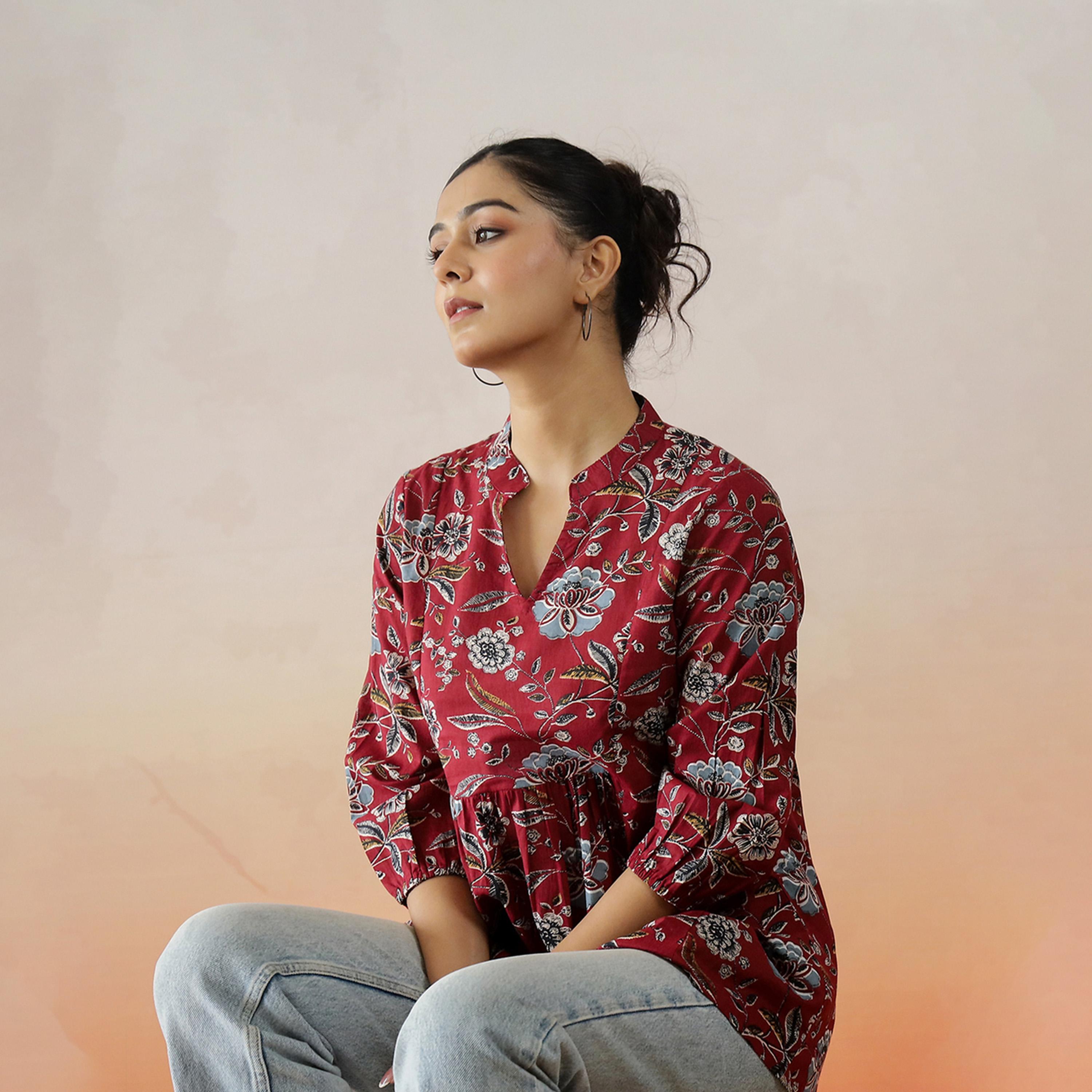 سانسكروتي هومز × ستايلي - بلوزة قطنية بطبعة زهور وفتحة رقبة على شكل V وحاشية مكشكشة-women-clothing-shirtsandblouses-blouses-image-3