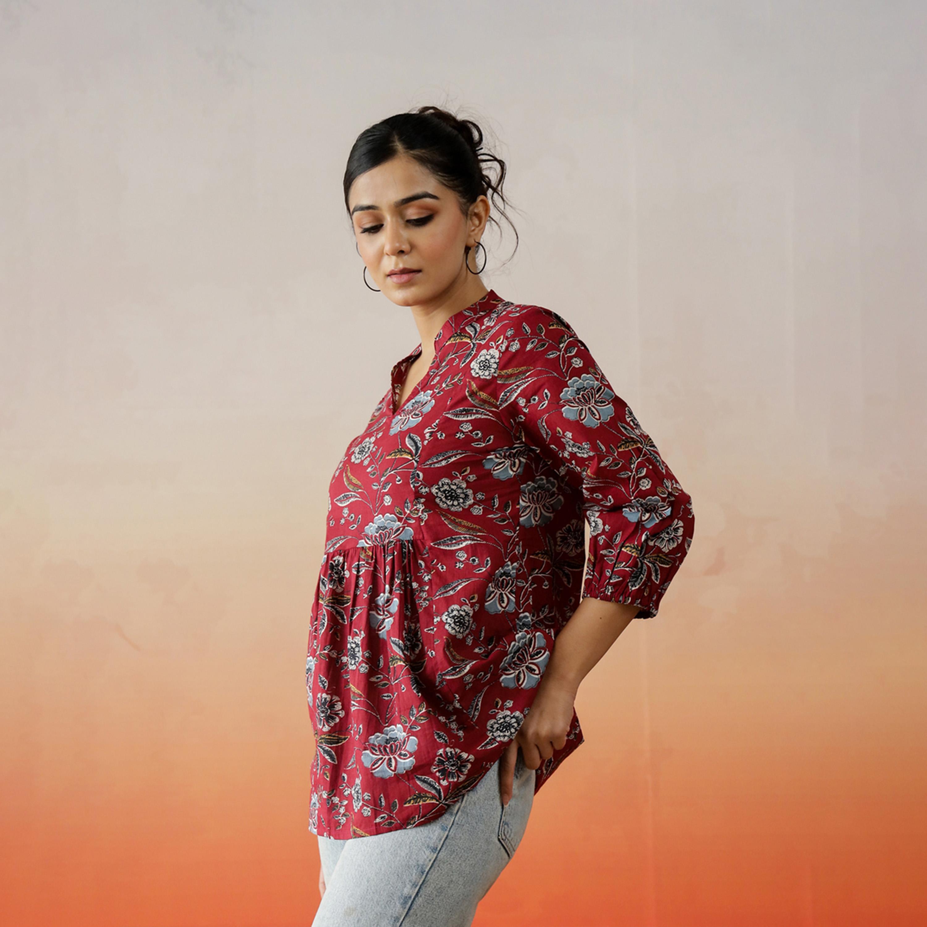 سانسكروتي هومز × ستايلي - بلوزة قطنية بطبعة زهور وفتحة رقبة على شكل V وحاشية مكشكشة-women-clothing-shirtsandblouses-blouses-image-6