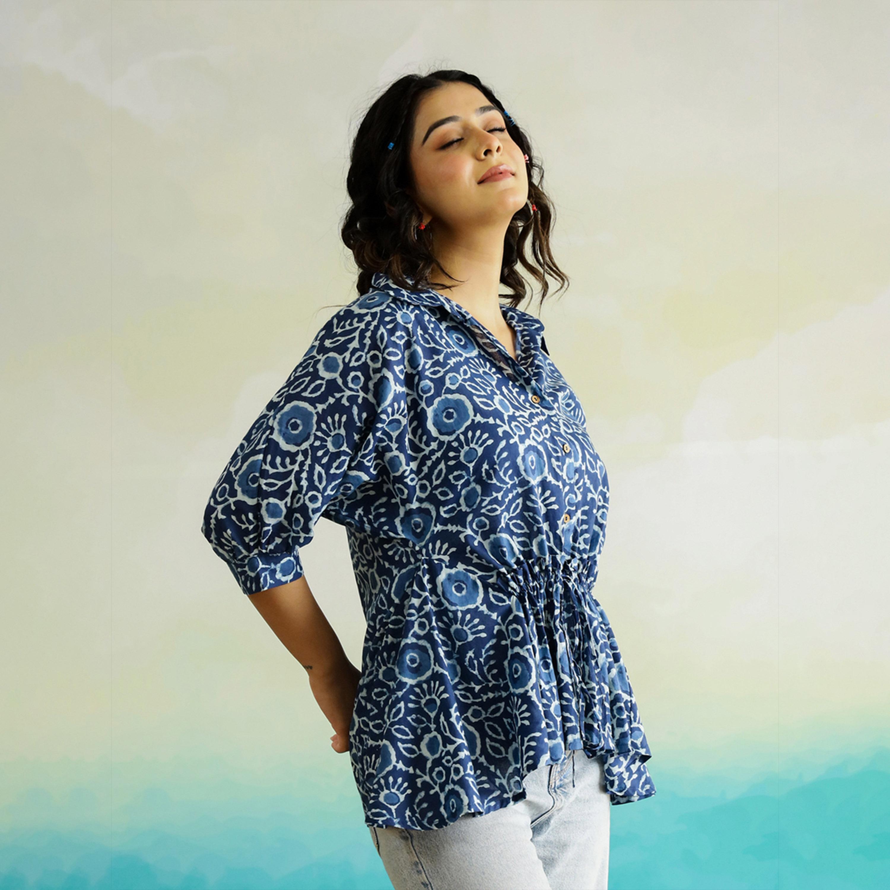 سانسكروتي هومز × ستايلي - بلوزة قطنية بأكمام خفاش مطبوعة بالورود مع تفاصيل مجعدة-women-clothing-shirtsandblouses-blouses-image-6