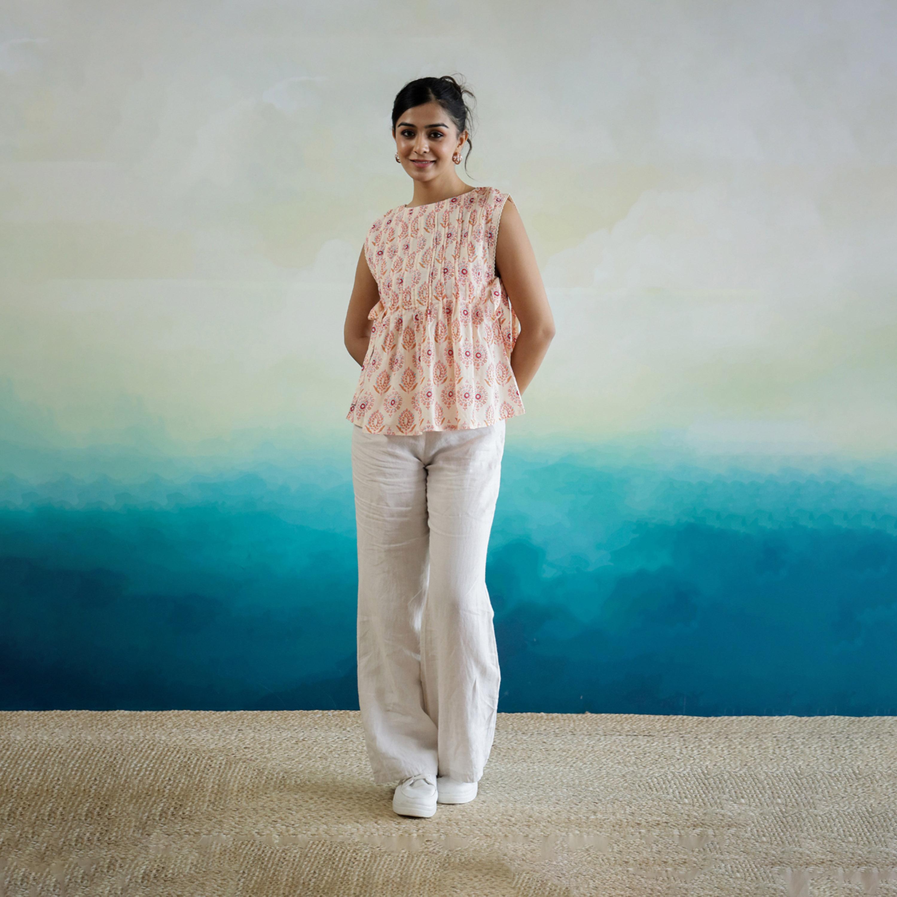 سانسكروتي هومز × ستايلي - بلوزة قطنية بدون أكمام بطبعة زهور مع تفاصيل ربطة جانبية-women-clothing-shirtsandblouses-blouses-image-1