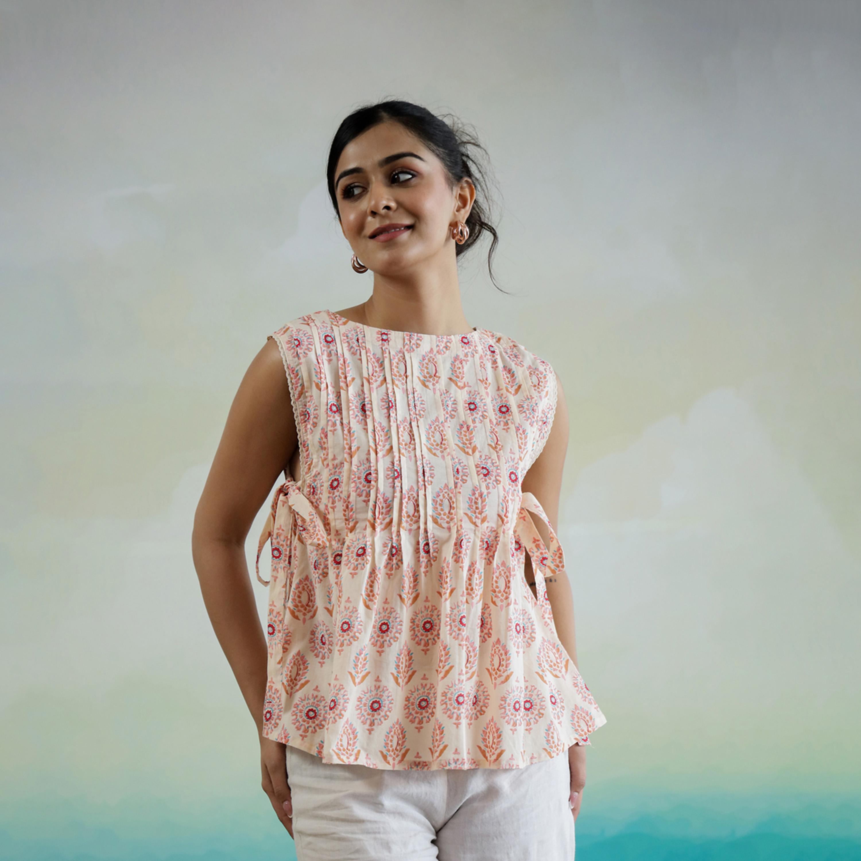 سانسكروتي هومز × ستايلي - بلوزة قطنية بدون أكمام بطبعة زهور مع تفاصيل ربطة جانبية-women-clothing-shirtsandblouses-blouses-image-3