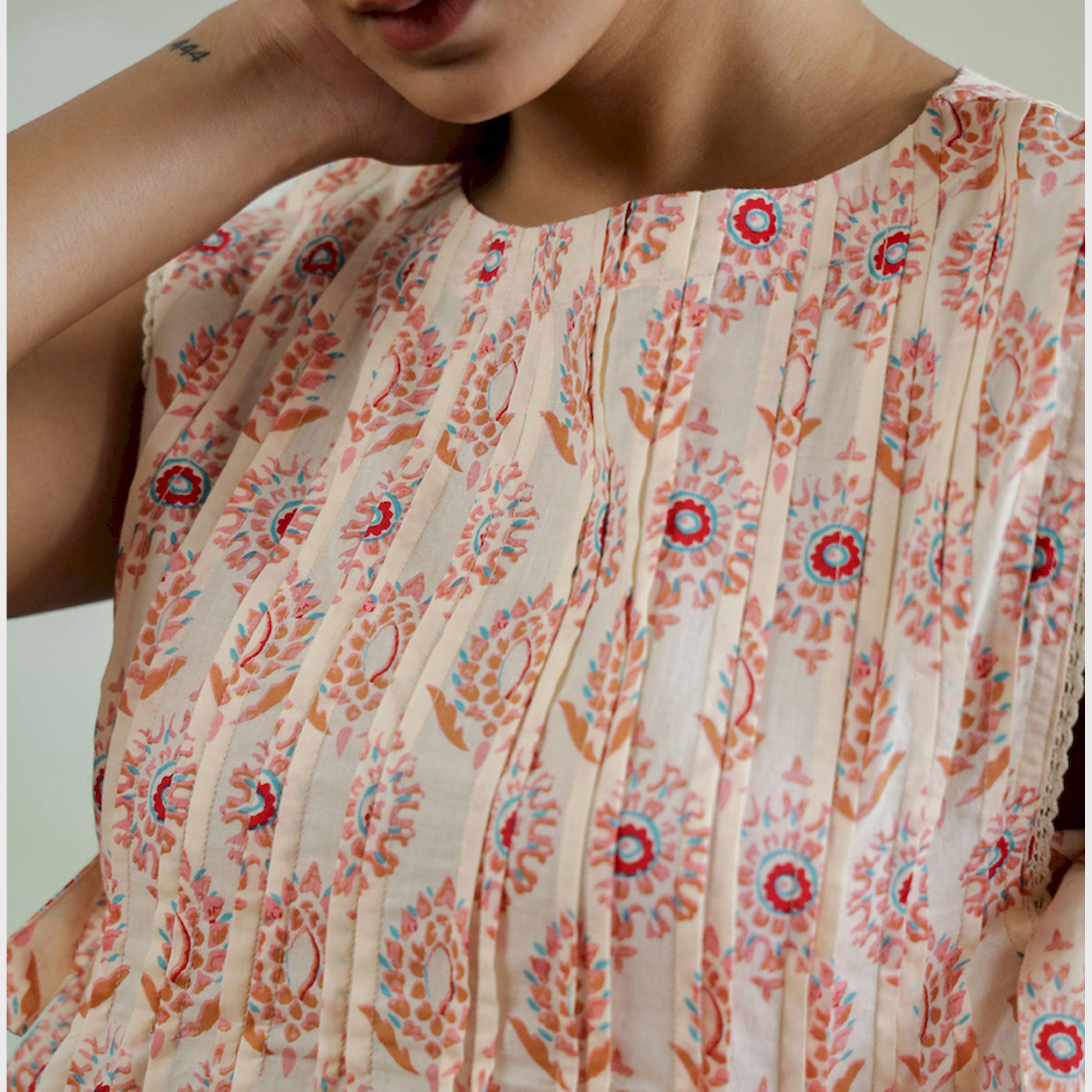 سانسكروتي هومز × ستايلي - بلوزة قطنية بدون أكمام بطبعة زهور مع تفاصيل ربطة جانبية-women-clothing-shirtsandblouses-blouses-image-6