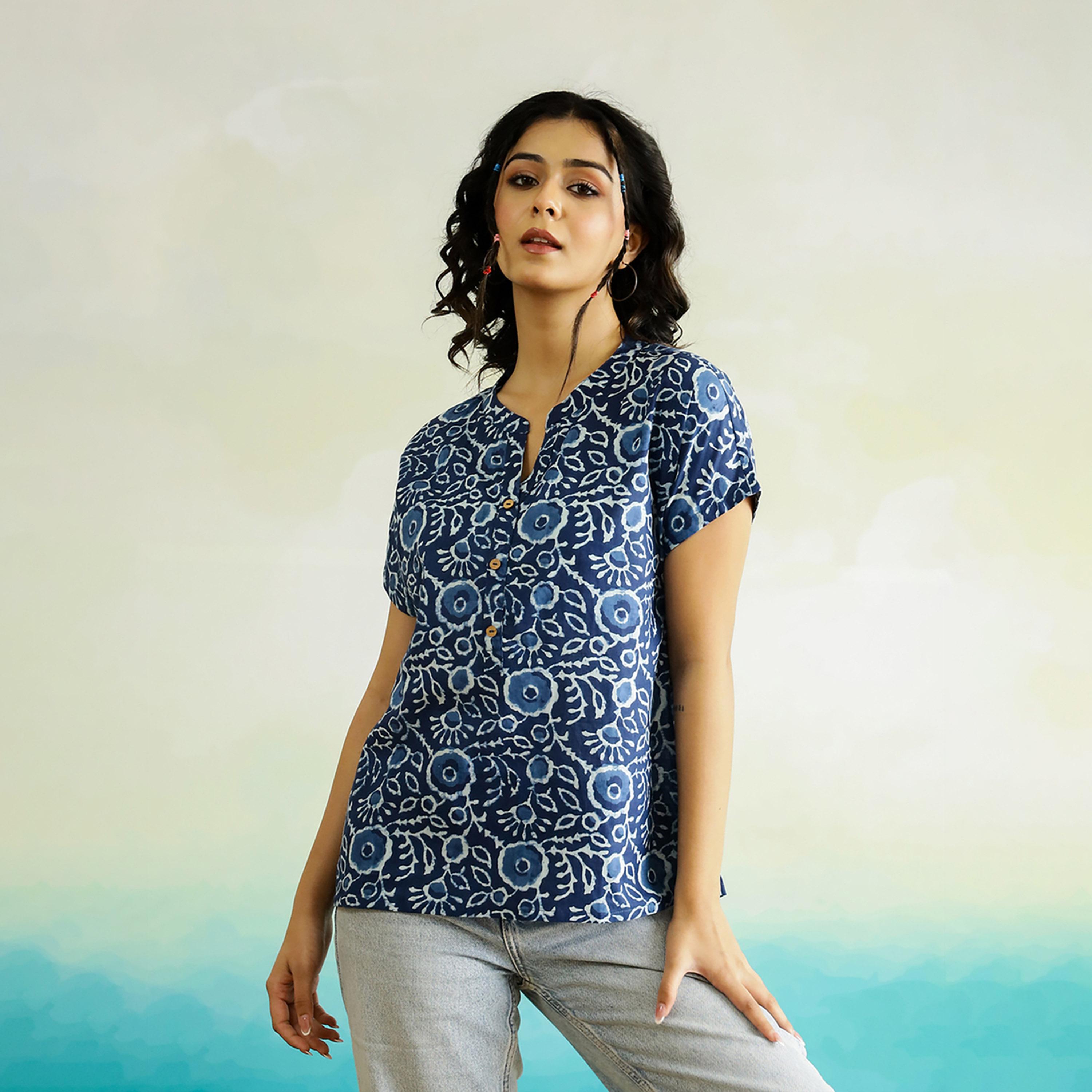 سانسكروتي هومز × ستايلي - بلوزة قطنية بطبعة زهور كاملة بفتحة رقبة صغيرة-women-clothing-shirtsandblouses-blouses-image-1