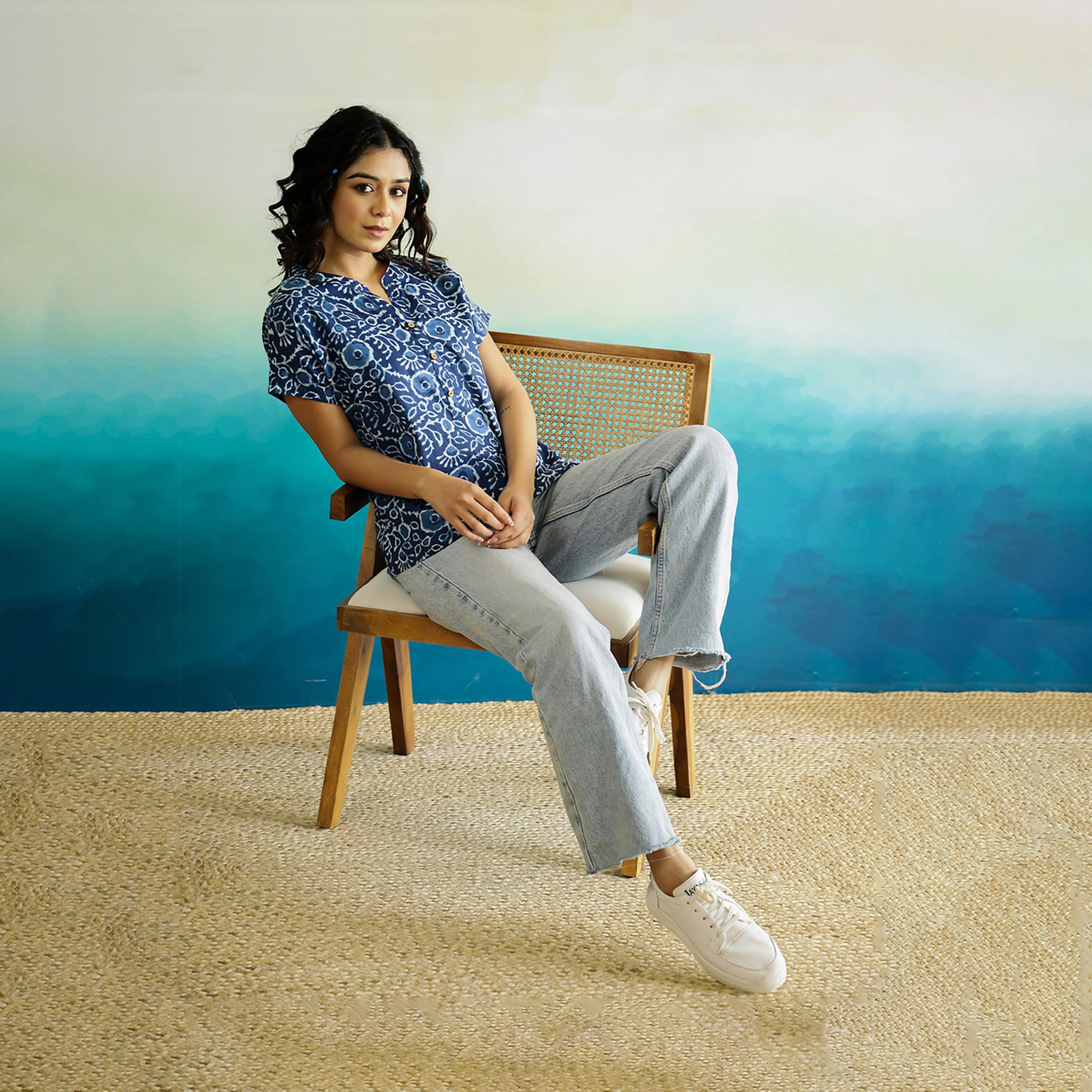 سانسكروتي هومز × ستايلي - بلوزة قطنية بطبعة زهور كاملة بفتحة رقبة صغيرة-women-clothing-shirtsandblouses-blouses-image-2