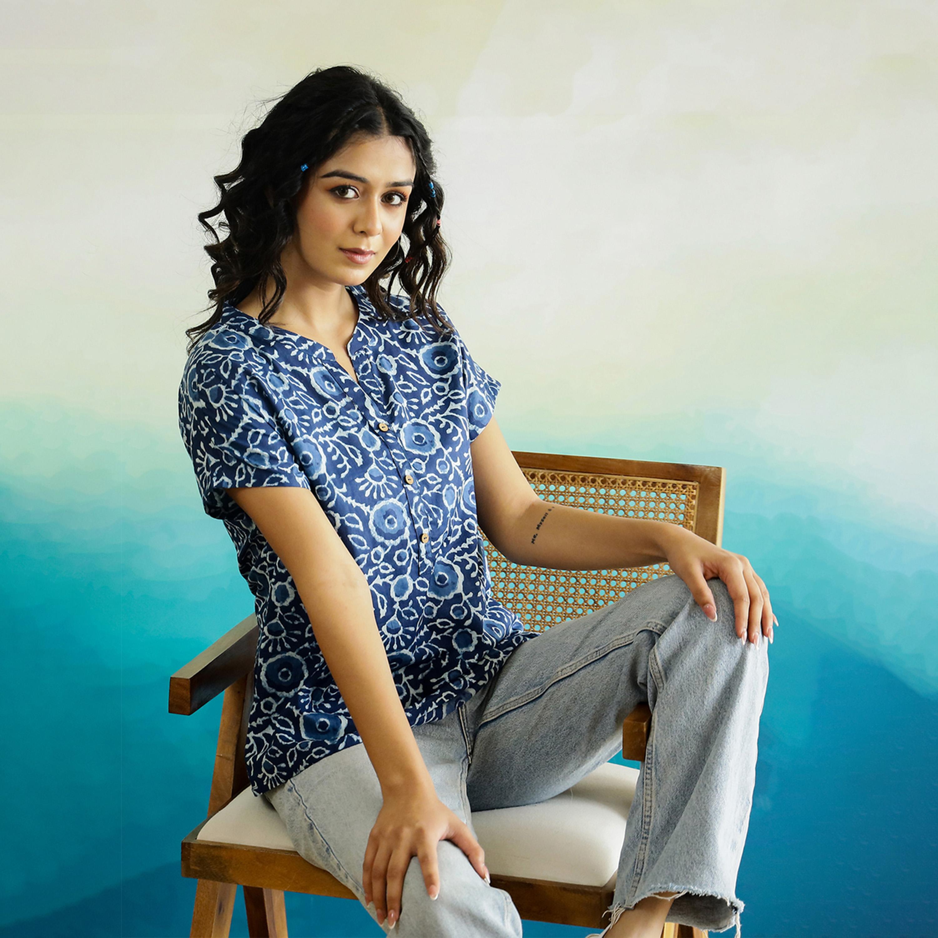 سانسكروتي هومز × ستايلي - بلوزة قطنية بطبعة زهور كاملة بفتحة رقبة صغيرة-women-clothing-shirtsandblouses-blouses-image-3
