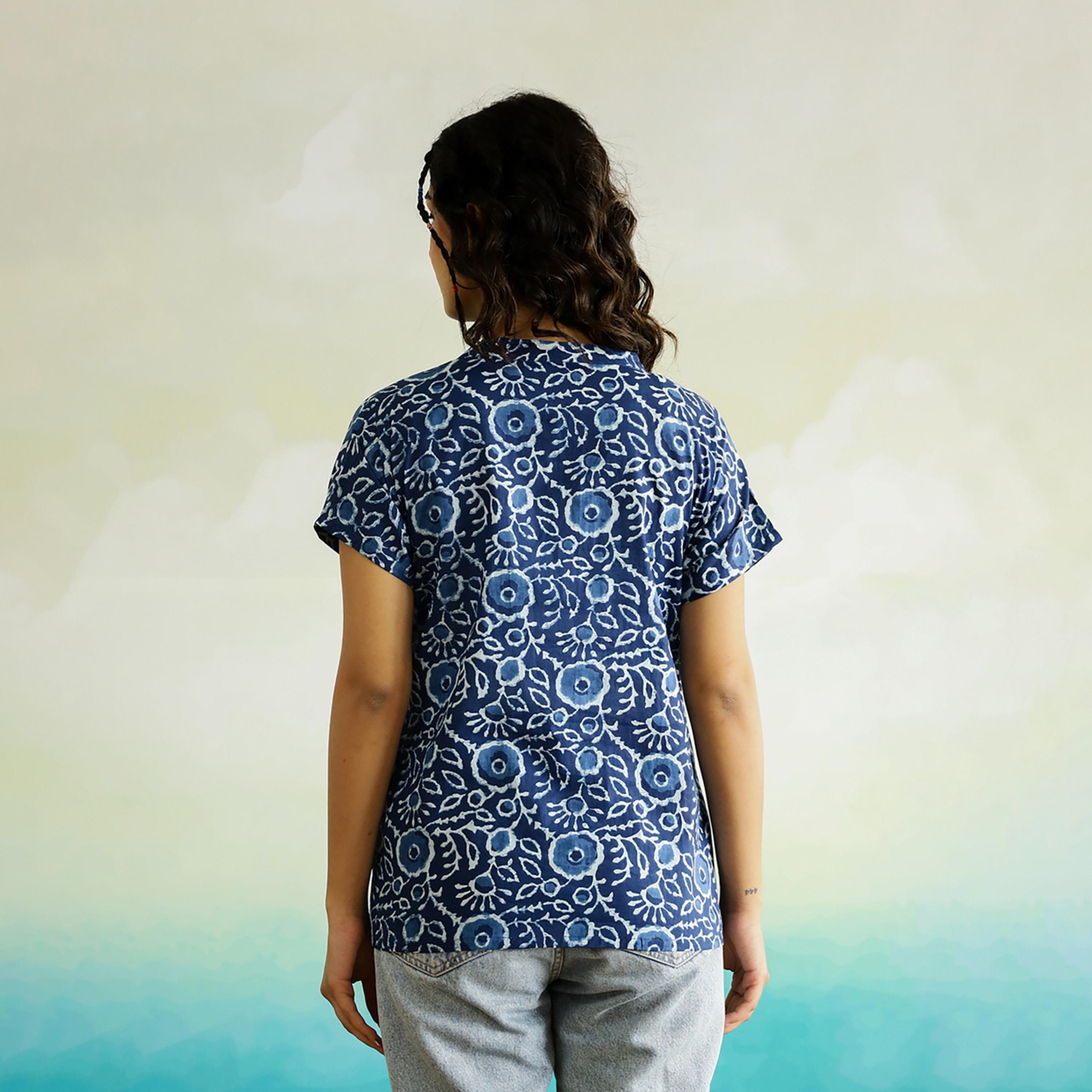 سانسكروتي هومز × ستايلي - بلوزة قطنية بطبعة زهور كاملة بفتحة رقبة صغيرة-women-clothing-shirtsandblouses-blouses-image-4