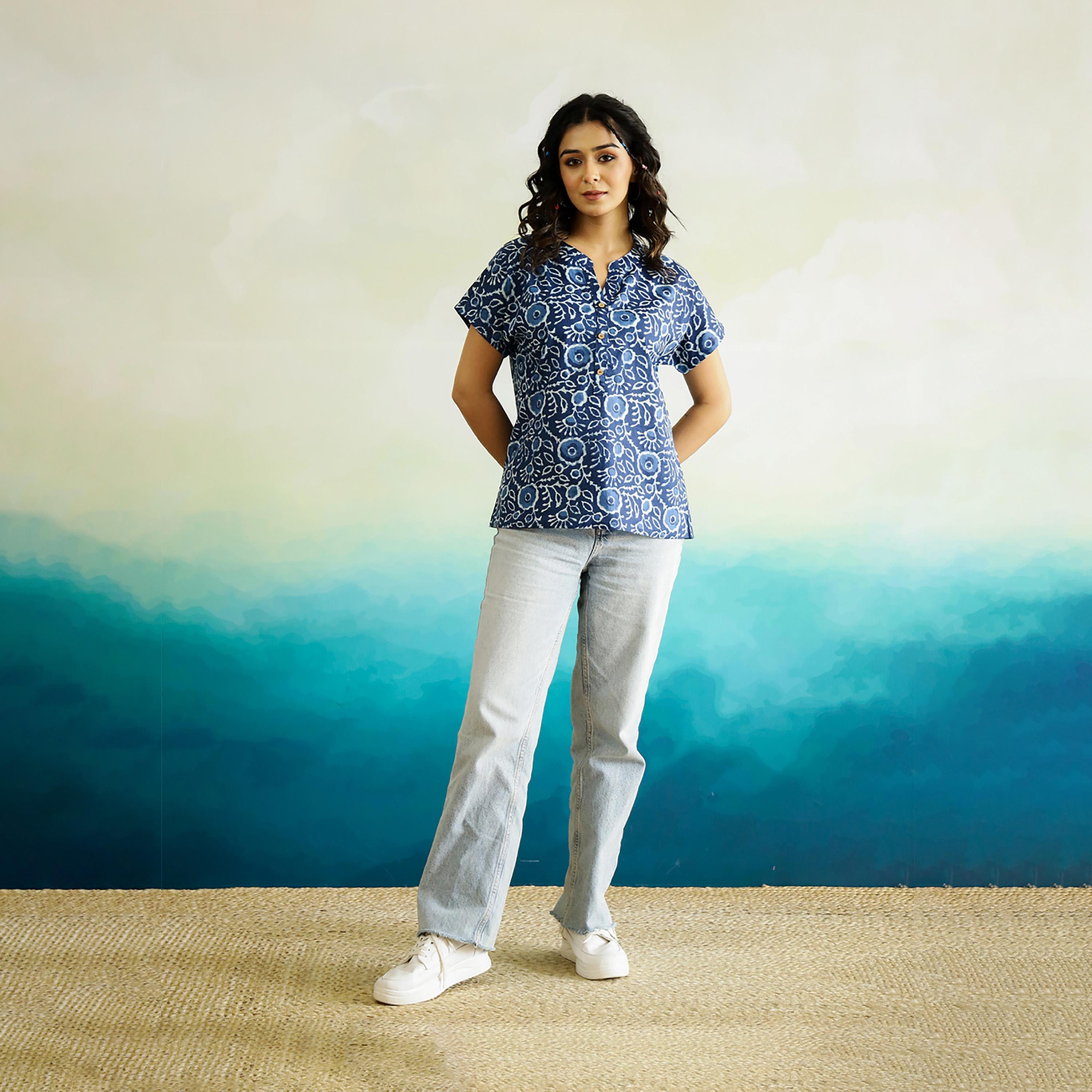 سانسكروتي هومز × ستايلي - بلوزة قطنية بطبعة زهور كاملة بفتحة رقبة صغيرة-women-clothing-shirtsandblouses-blouses-image-5