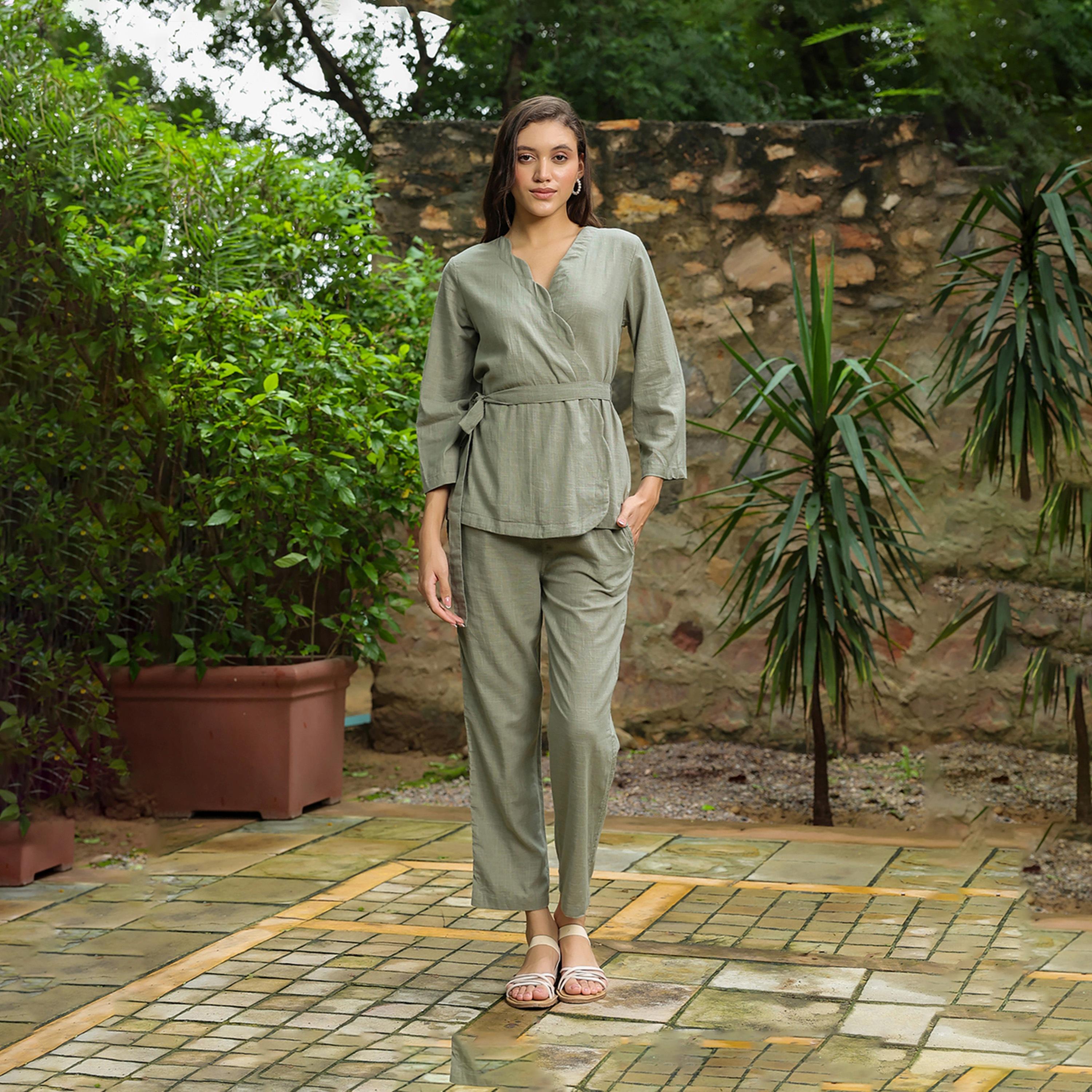 سانسكروتي هومز × ستايلي - بلوزة ملفوفة بحزام من القطن سادة مع بنطلون منسق-women-clothing-coordsets-image-1