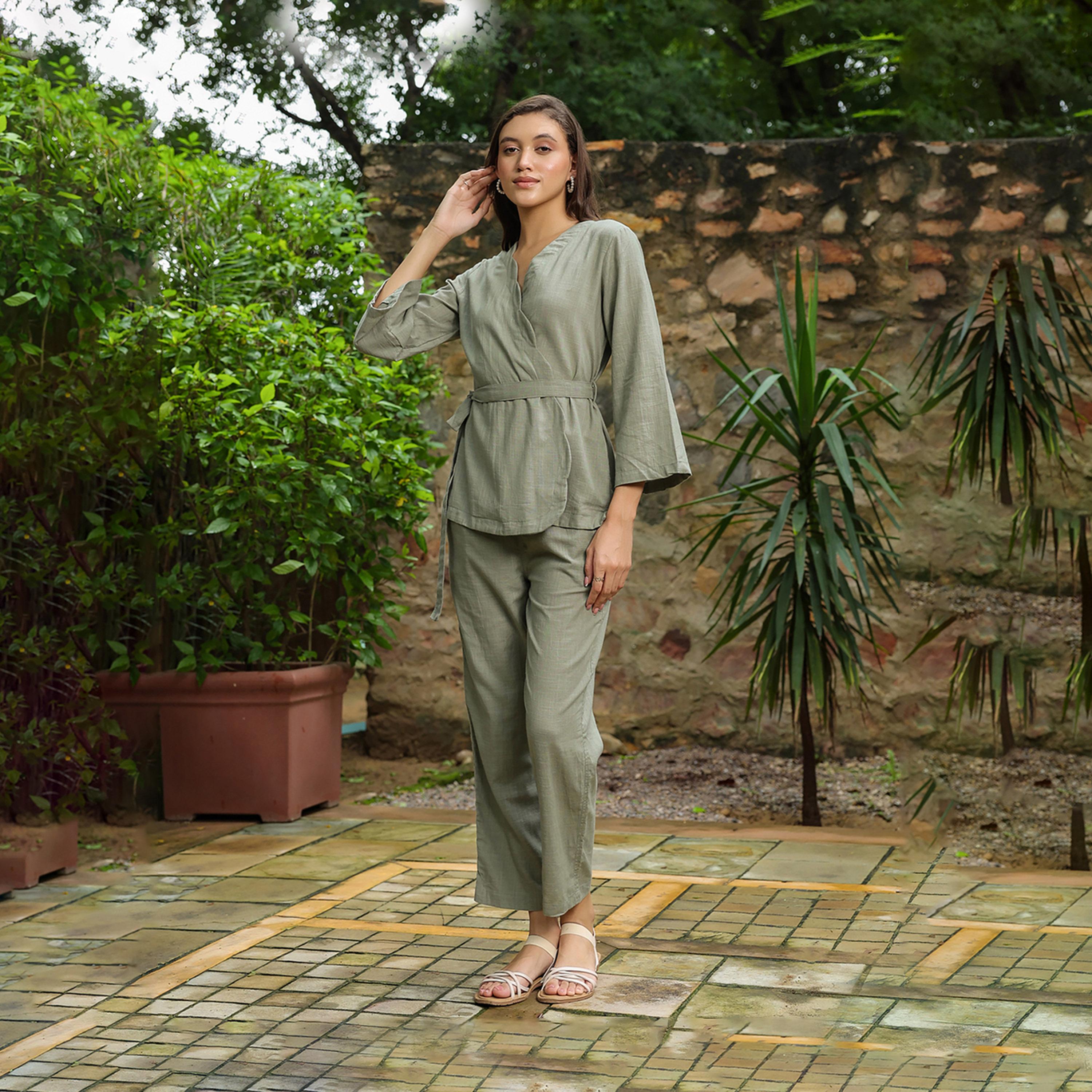سانسكروتي هومز × ستايلي - بلوزة ملفوفة بحزام من القطن سادة مع بنطلون منسق-women-clothing-coordsets-image-3