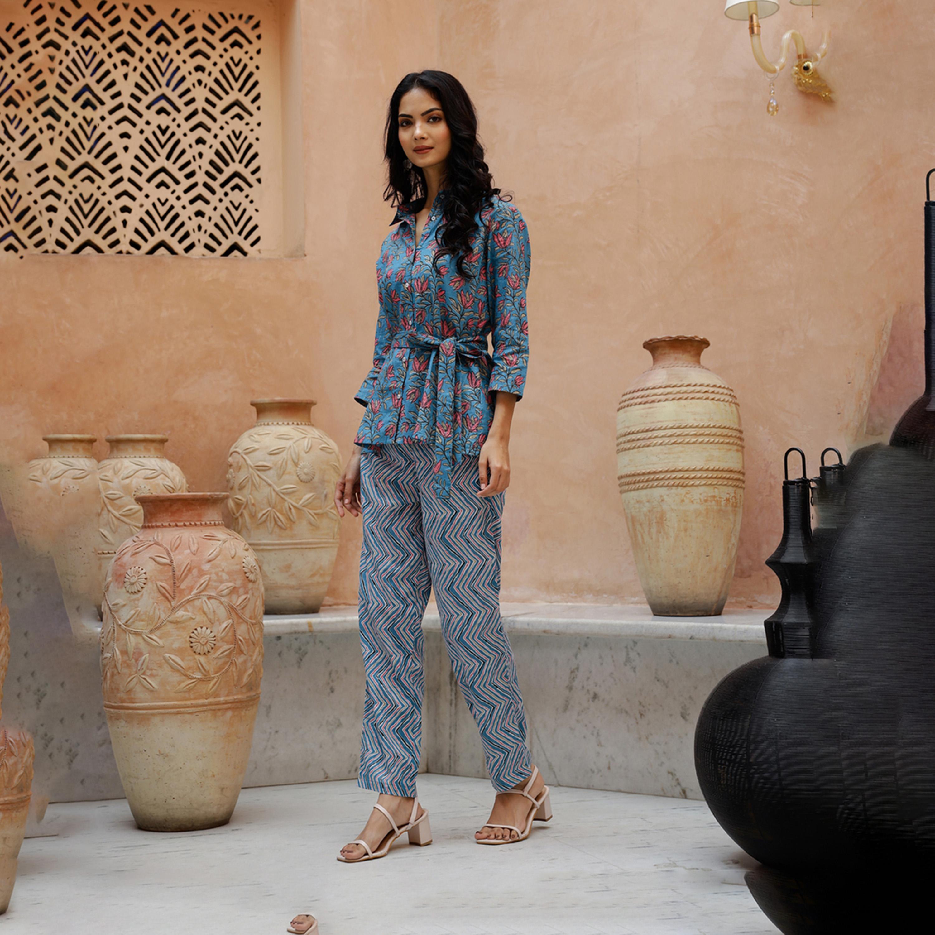 سانسكروتي هومز × ستايلي - قميص مورد بياقة واسعة مع بنطلون منسق-women-clothing-coordsets-image-1