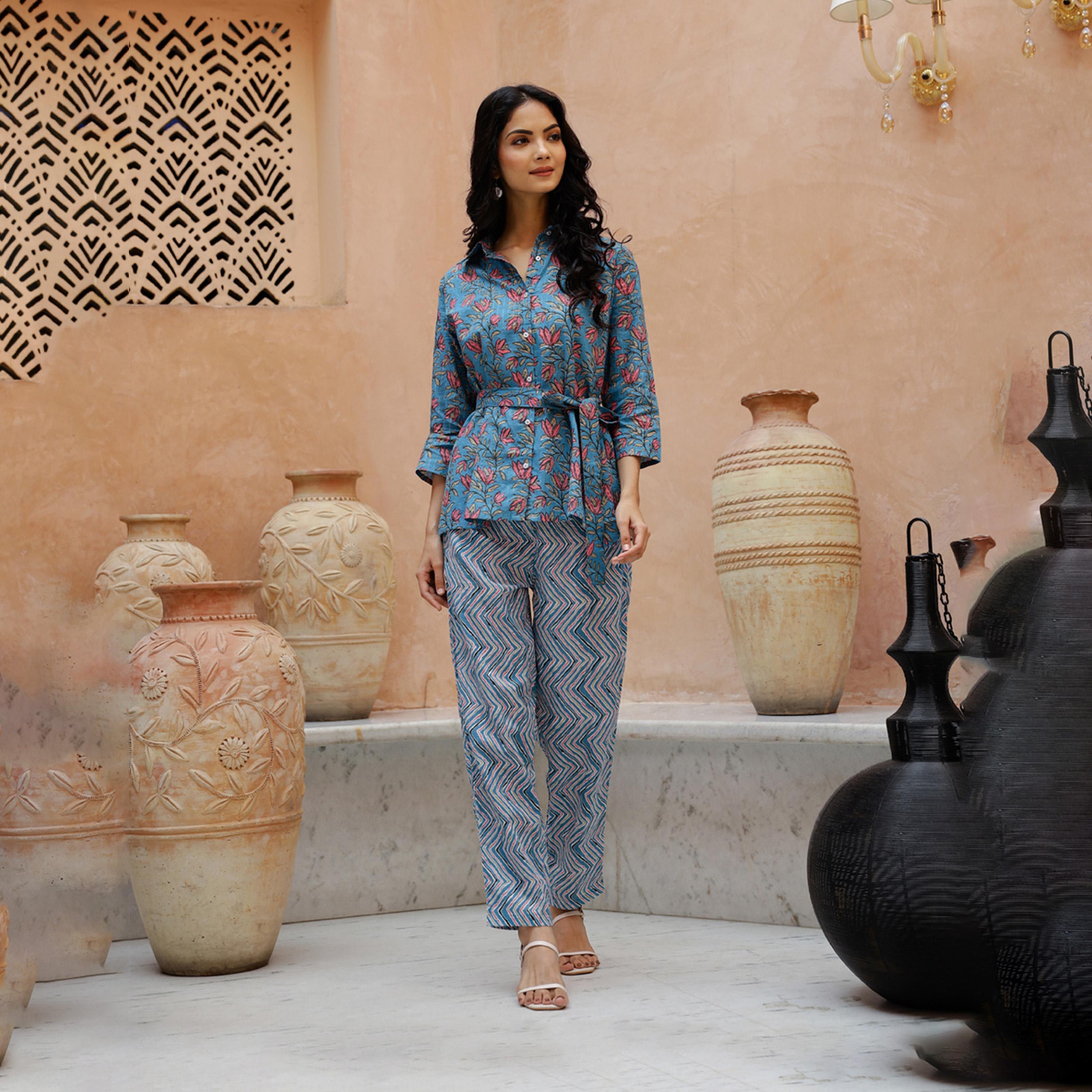 سانسكروتي هومز × ستايلي - قميص مورد بياقة واسعة مع بنطلون منسق-women-clothing-coordsets-image-2