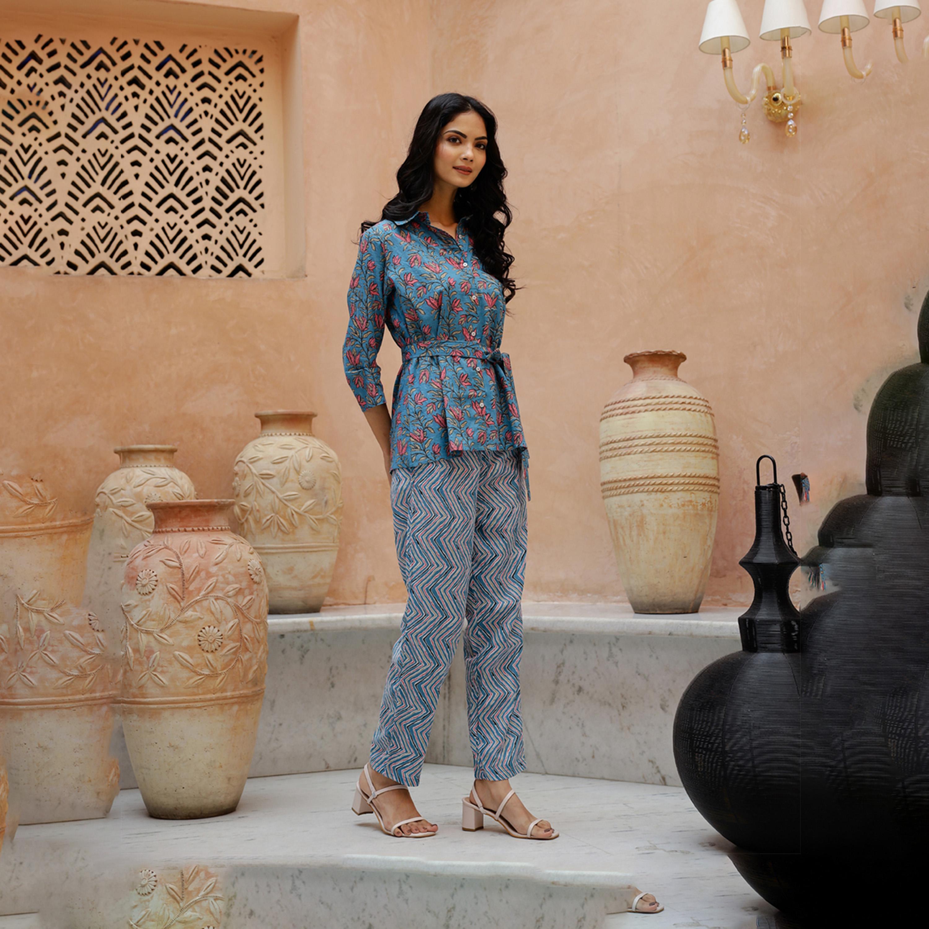 سانسكروتي هومز × ستايلي - قميص مورد بياقة واسعة مع بنطلون منسق-women-clothing-coordsets-image-3