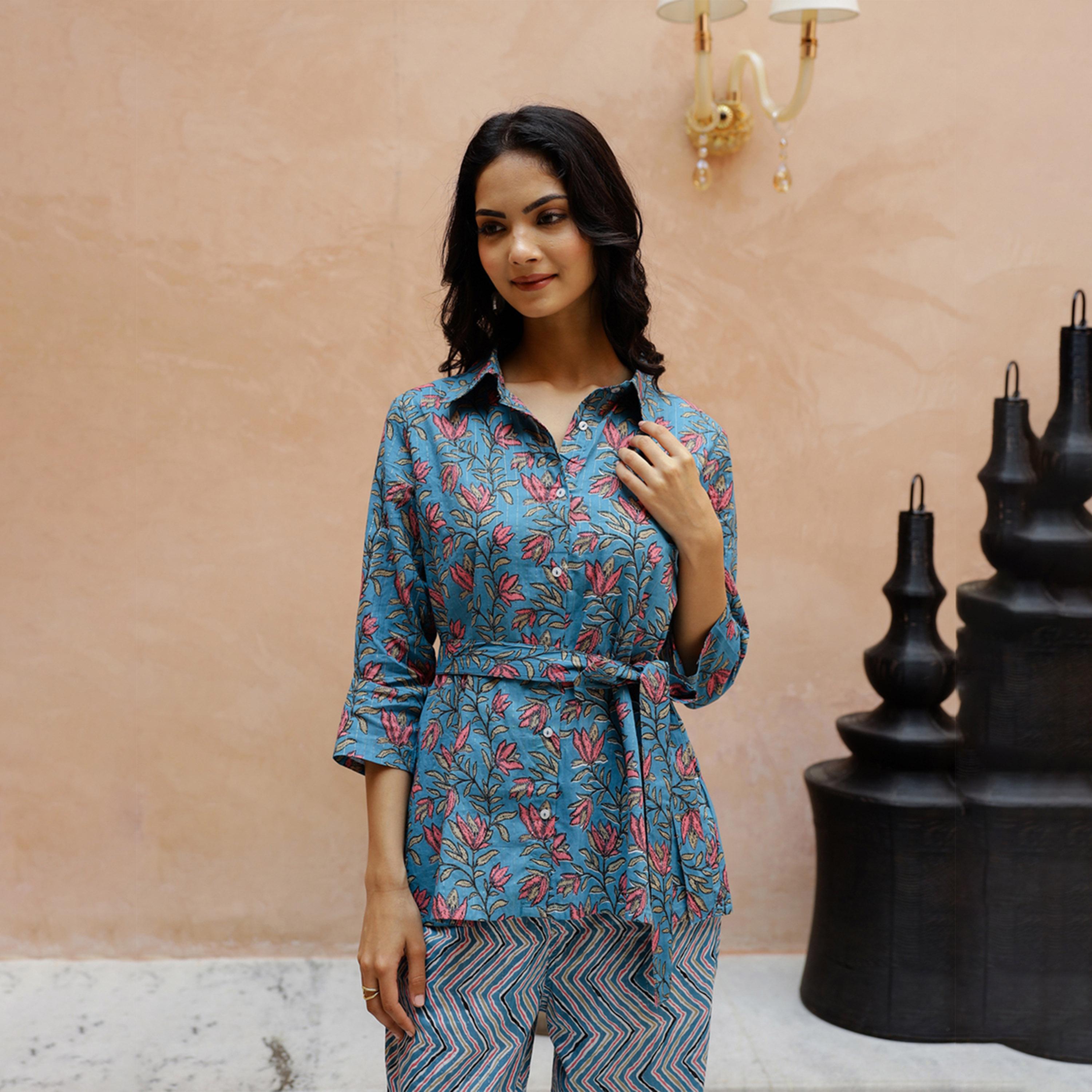 سانسكروتي هومز × ستايلي - قميص مورد بياقة واسعة مع بنطلون منسق-women-clothing-coordsets-image-4
