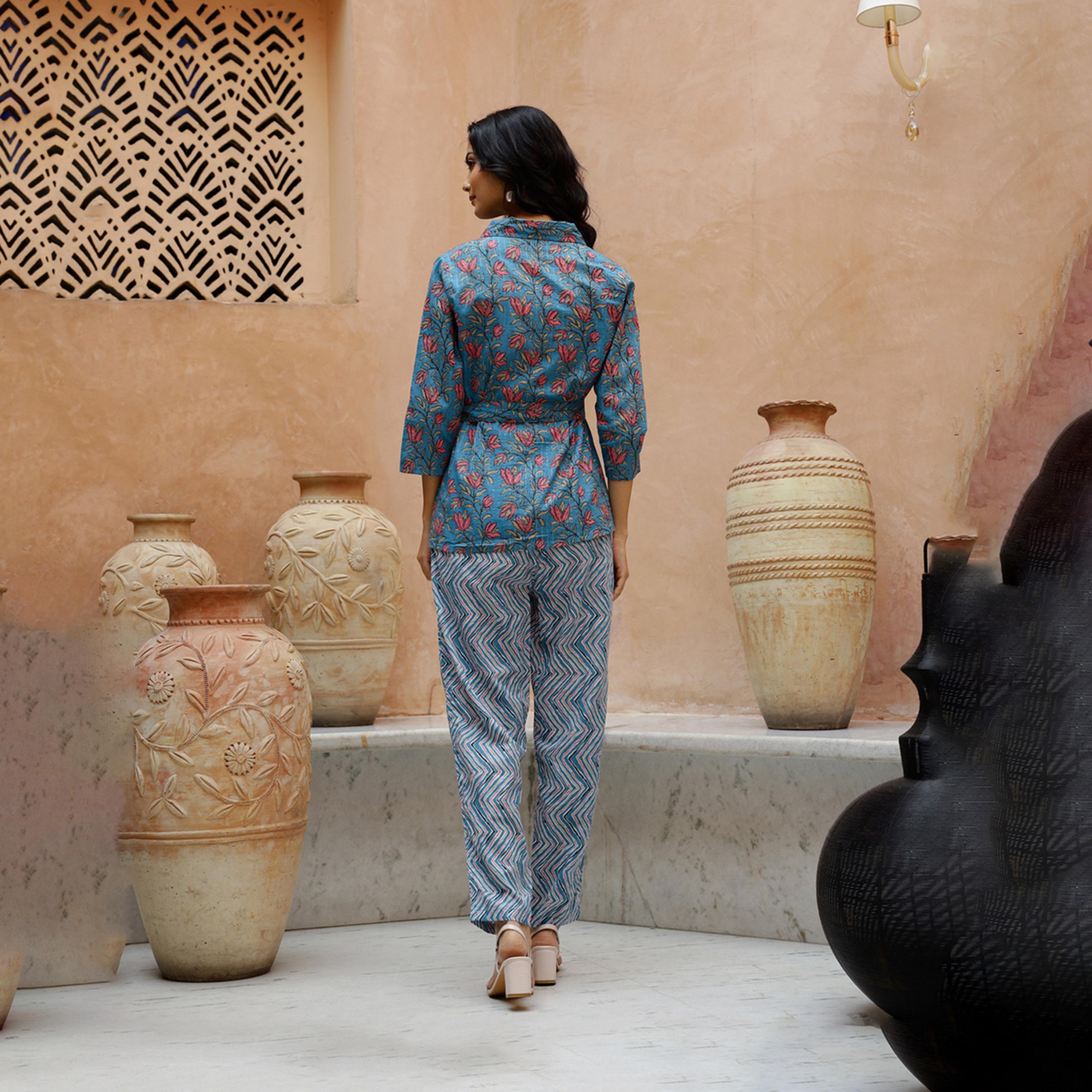 سانسكروتي هومز × ستايلي - قميص مورد بياقة واسعة مع بنطلون منسق-women-clothing-coordsets-image-5