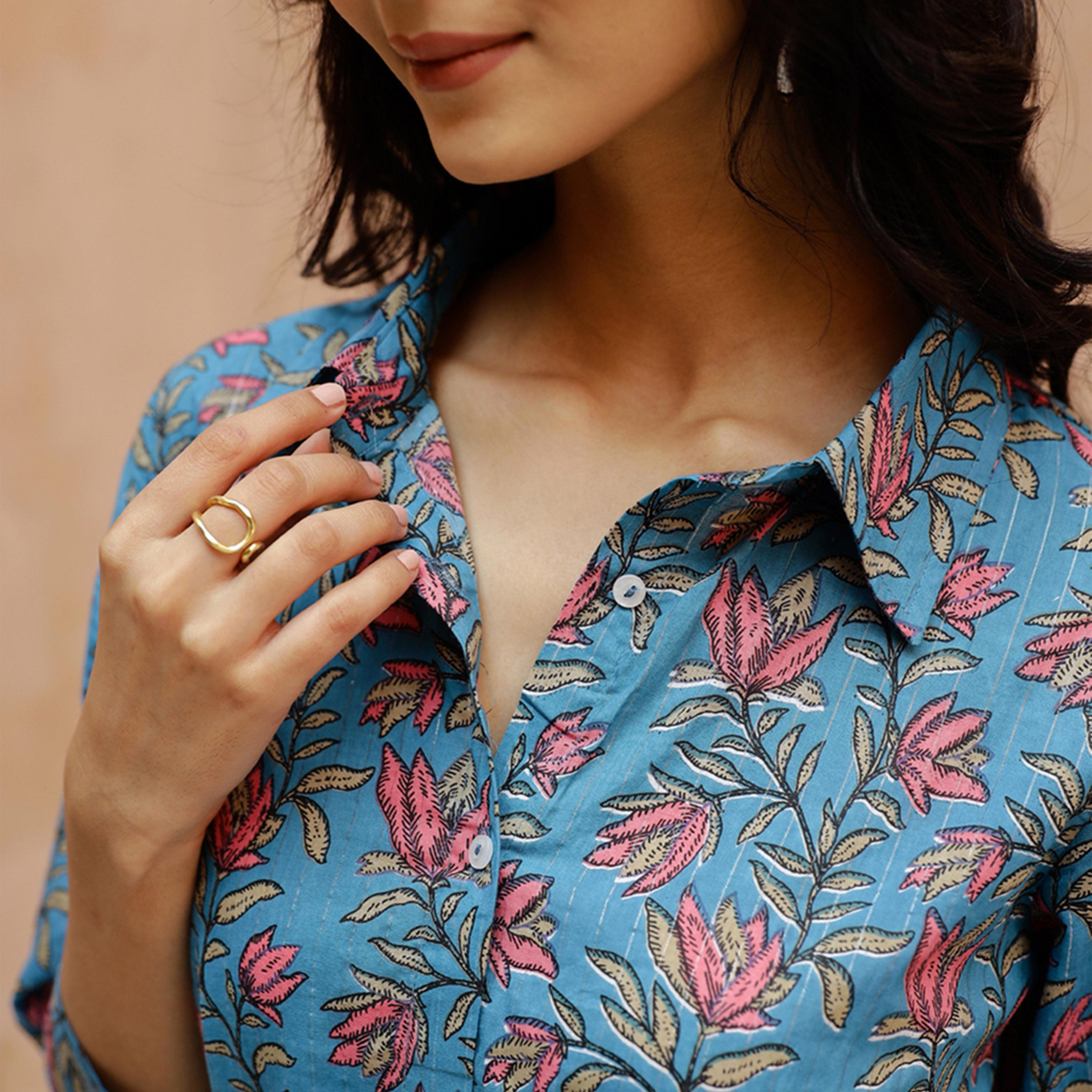 سانسكروتي هومز × ستايلي - قميص مورد بياقة واسعة مع بنطلون منسق-women-clothing-coordsets-image-6