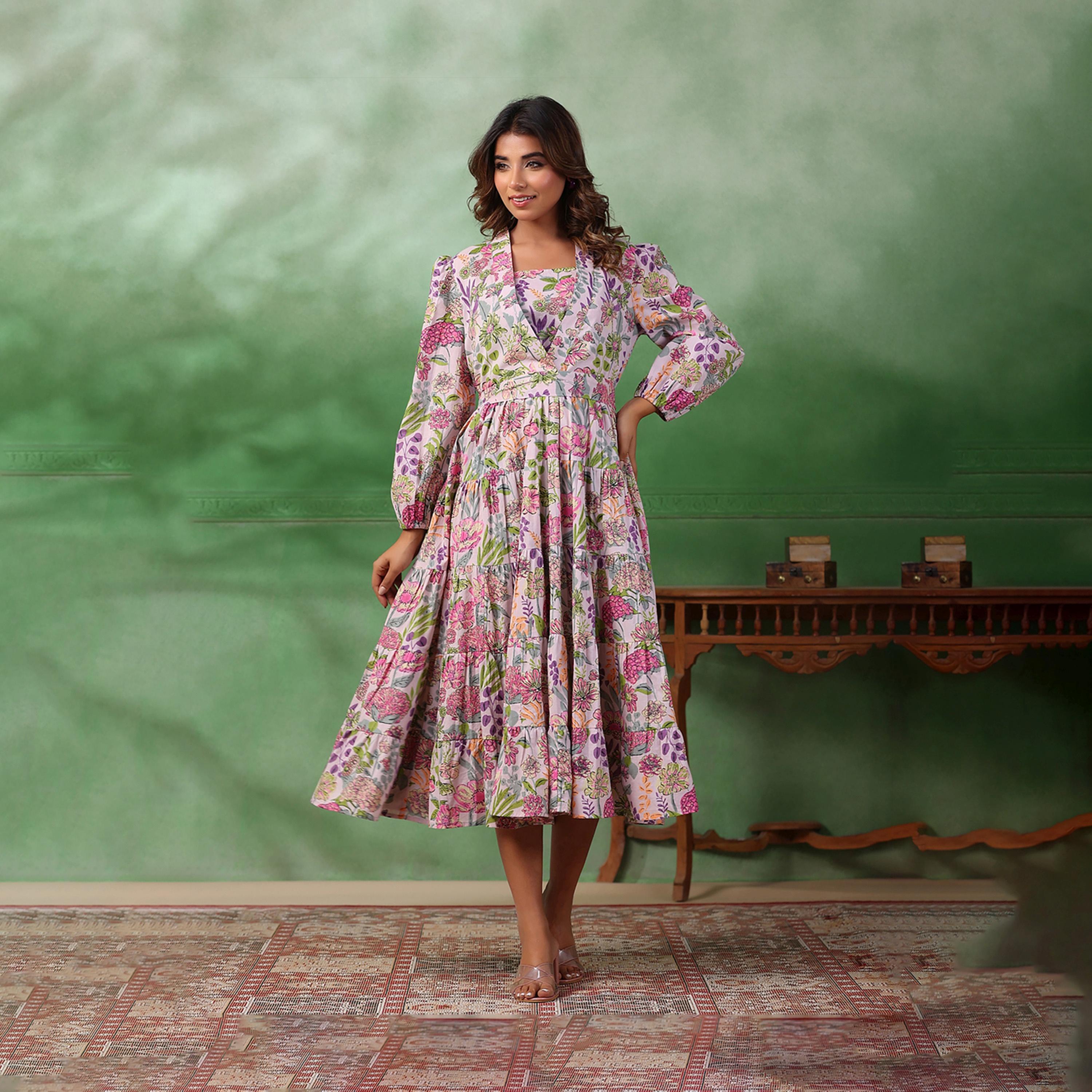 سانسكروتي هومز × ستايلي - فستان ميدي بقصة حرف A بطبعة زهور وأكمام منفوخة وياقة شال-women-clothing-dresses-image-3