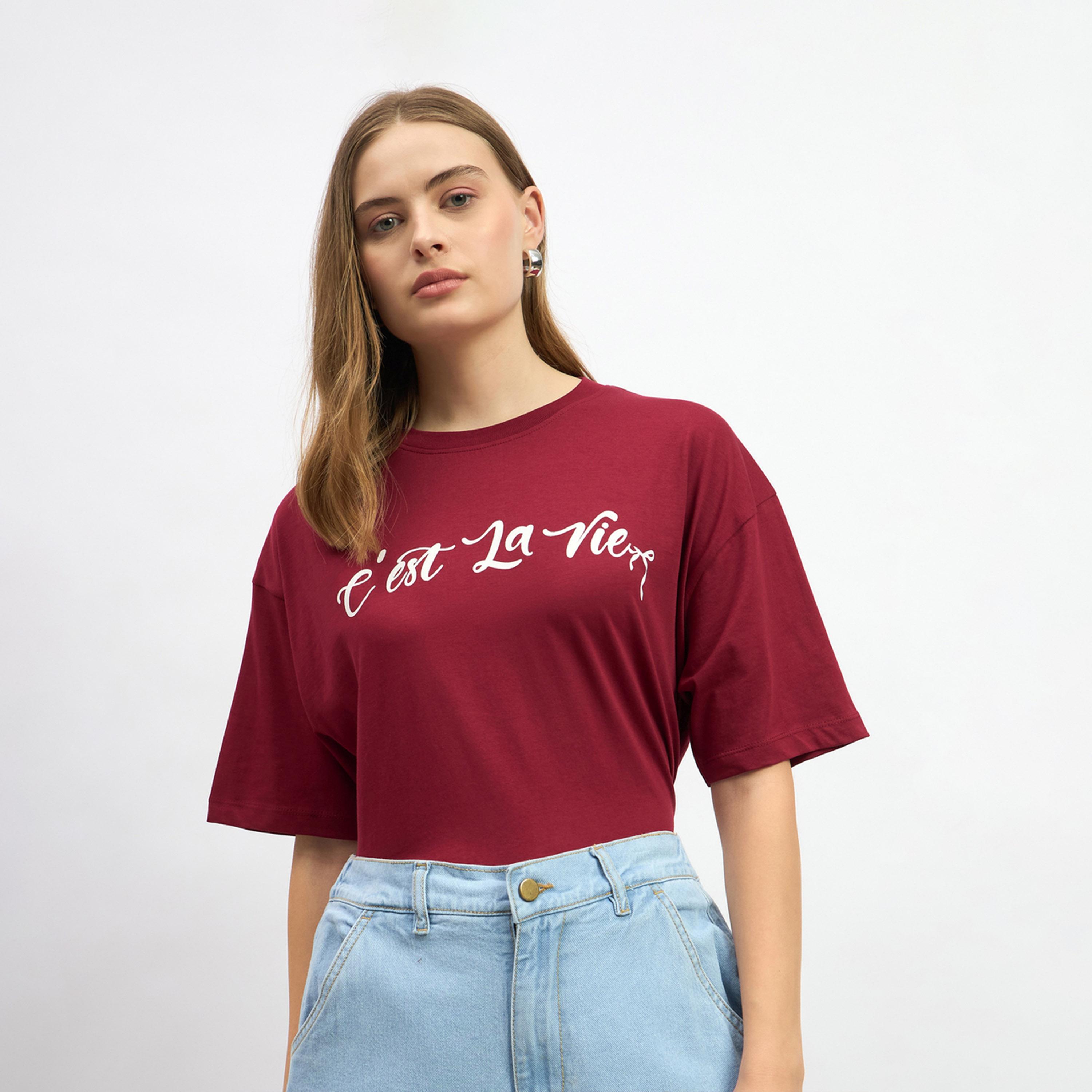 ستايلي - تي شيرت كبير الحجم بطبعة شعار ورقبة دائرية-women-clothing-tshirts-image-2