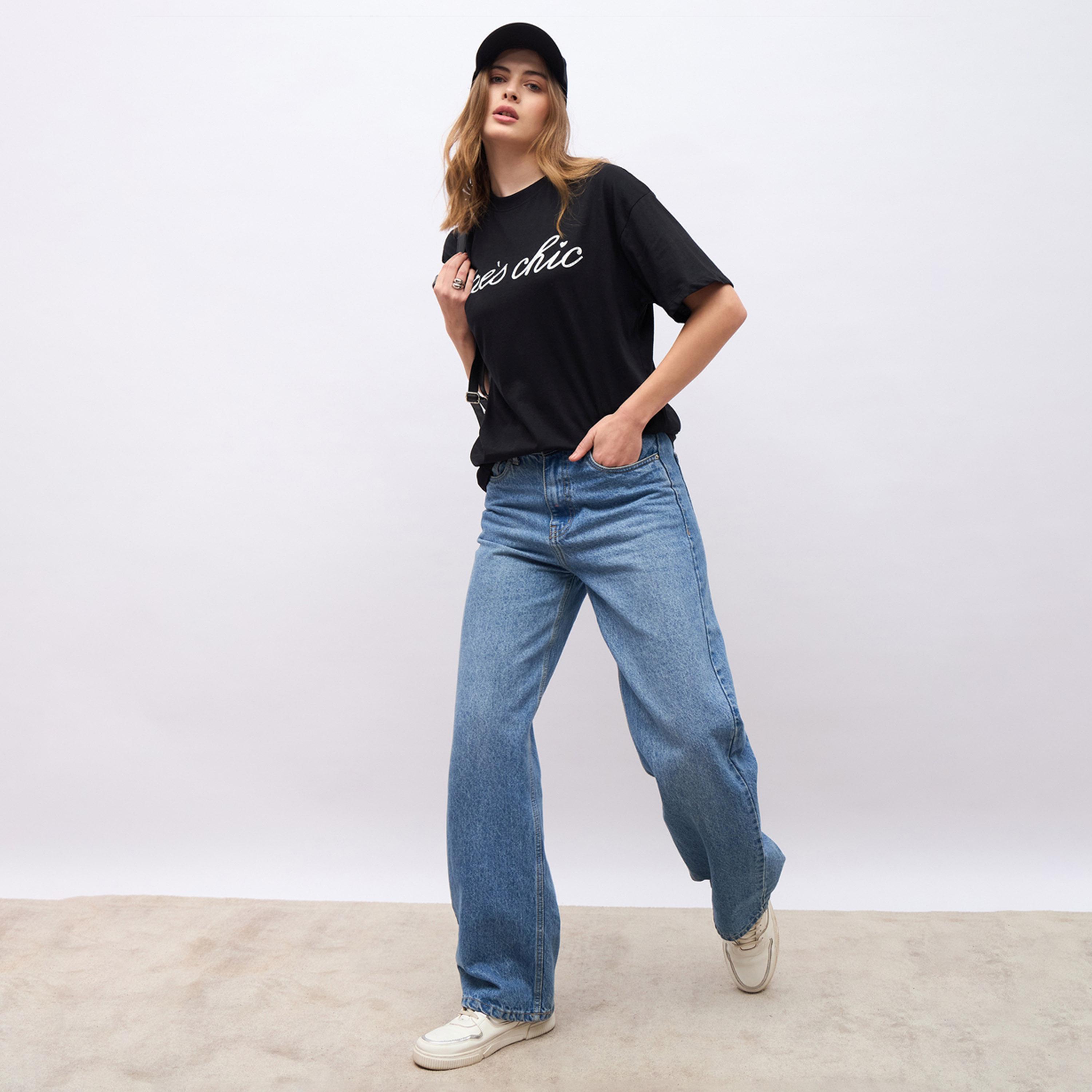 Styli Tres Chic Slogan Print Oversized Short Sleeve T-Shirt-women-clothing-tshirts-image-2