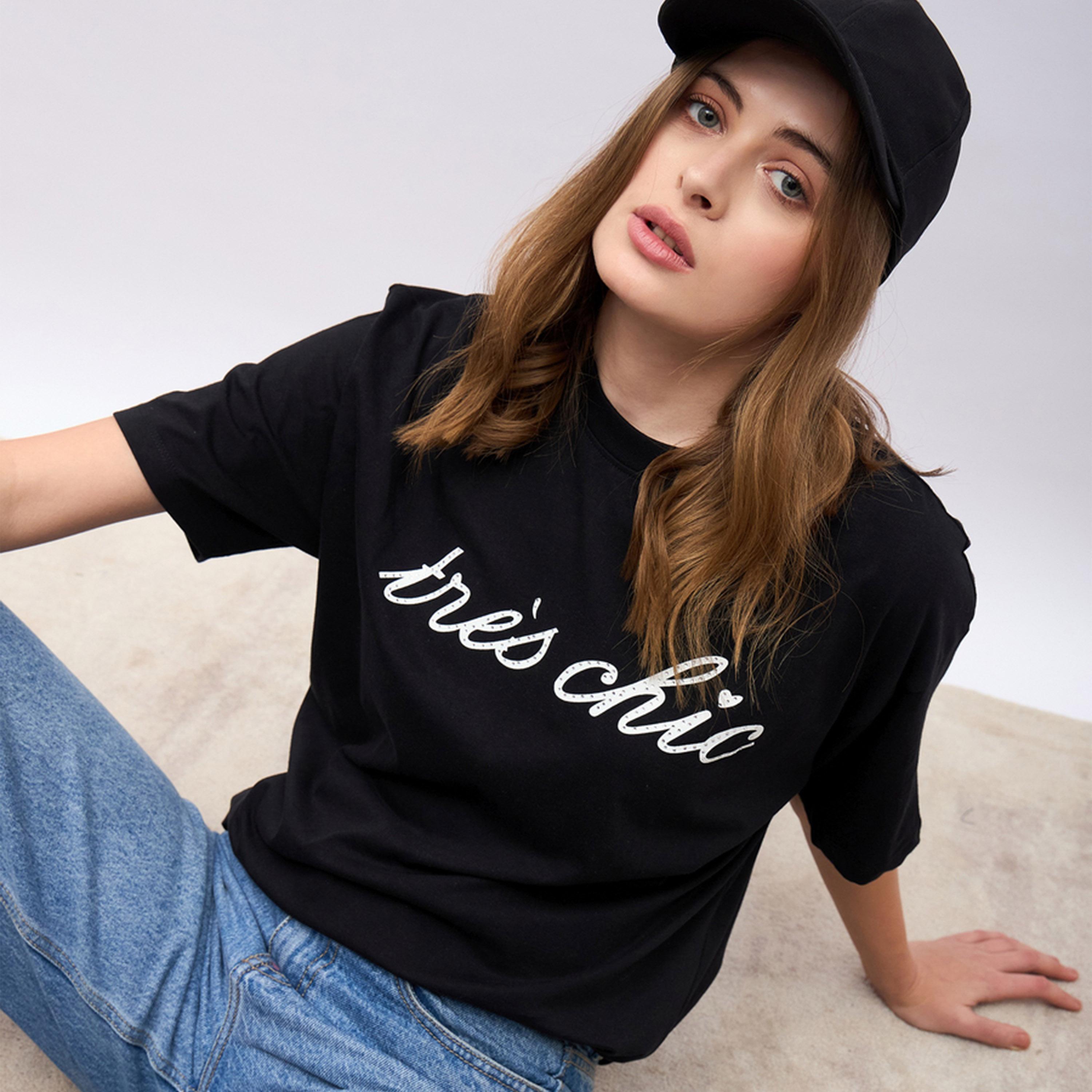 ستايلي - تي شيرت كبير الحجم بأكمام قصيرة وشعار تريس شيك-women-clothing-tshirts-image-6
