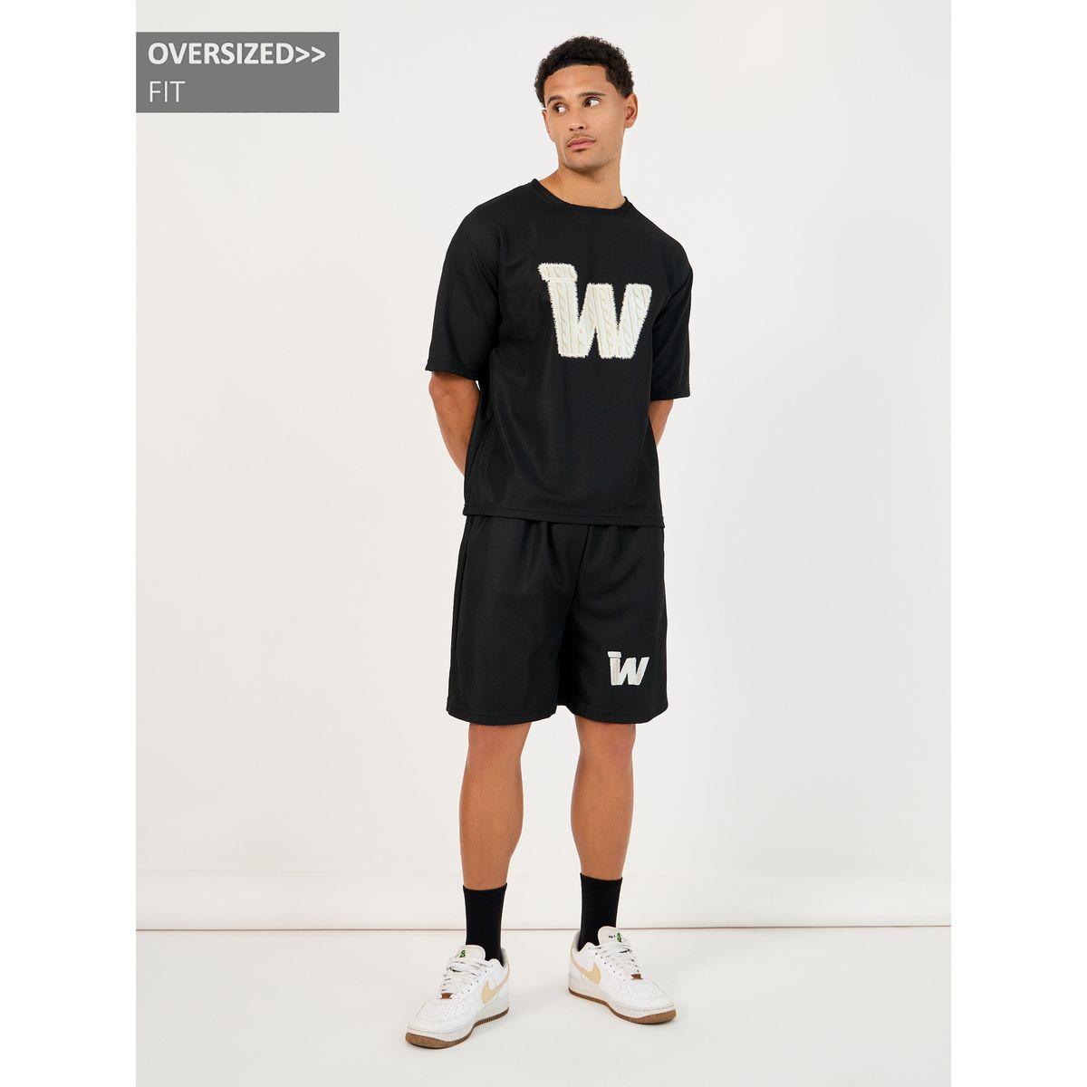 طقم منسق من شورت وتيشيرت فضفاض بتفاصيل مُرقعة-men-clothing-coordsets-image-1