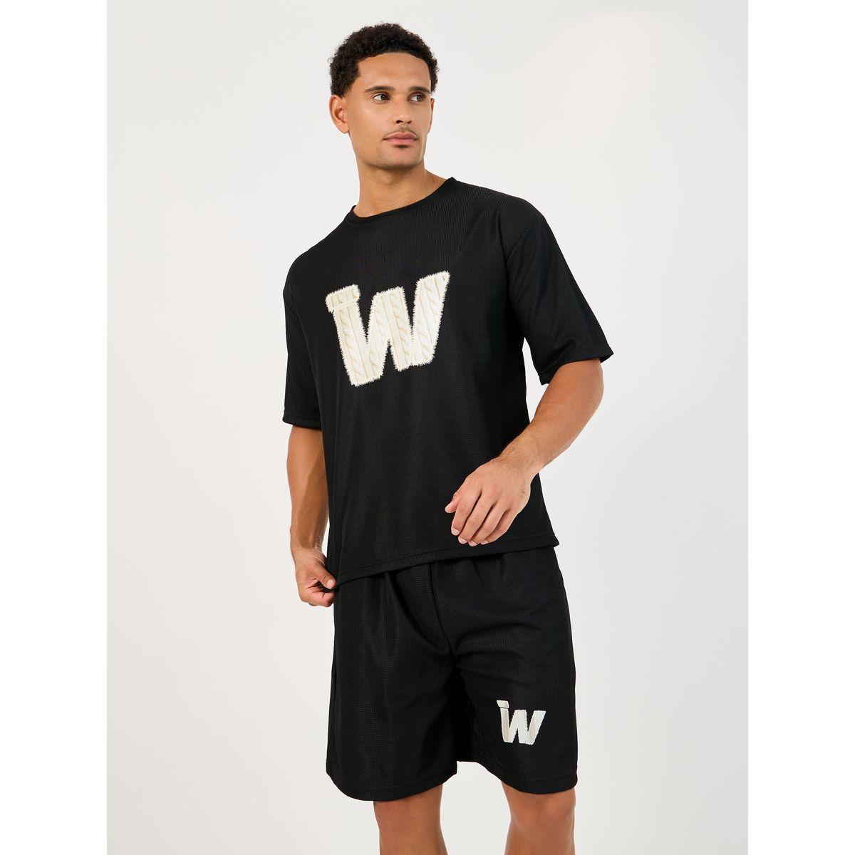 طقم منسق من شورت وتيشيرت فضفاض بتفاصيل مُرقعة-men-clothing-coordsets-image-2