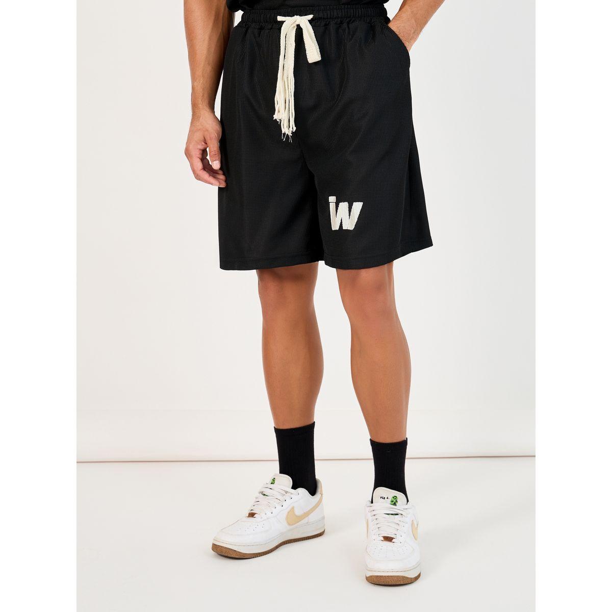 طقم منسق من شورت وتيشيرت فضفاض بتفاصيل مُرقعة-men-clothing-coordsets-image-4