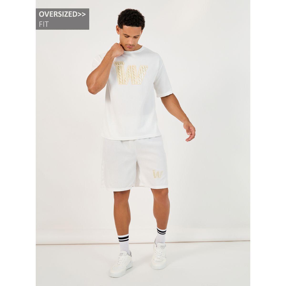 طقم منسق من شورت وتيشيرت فضفاض بتفاصيل مُرقعة-men-clothing-coordsets-image-1