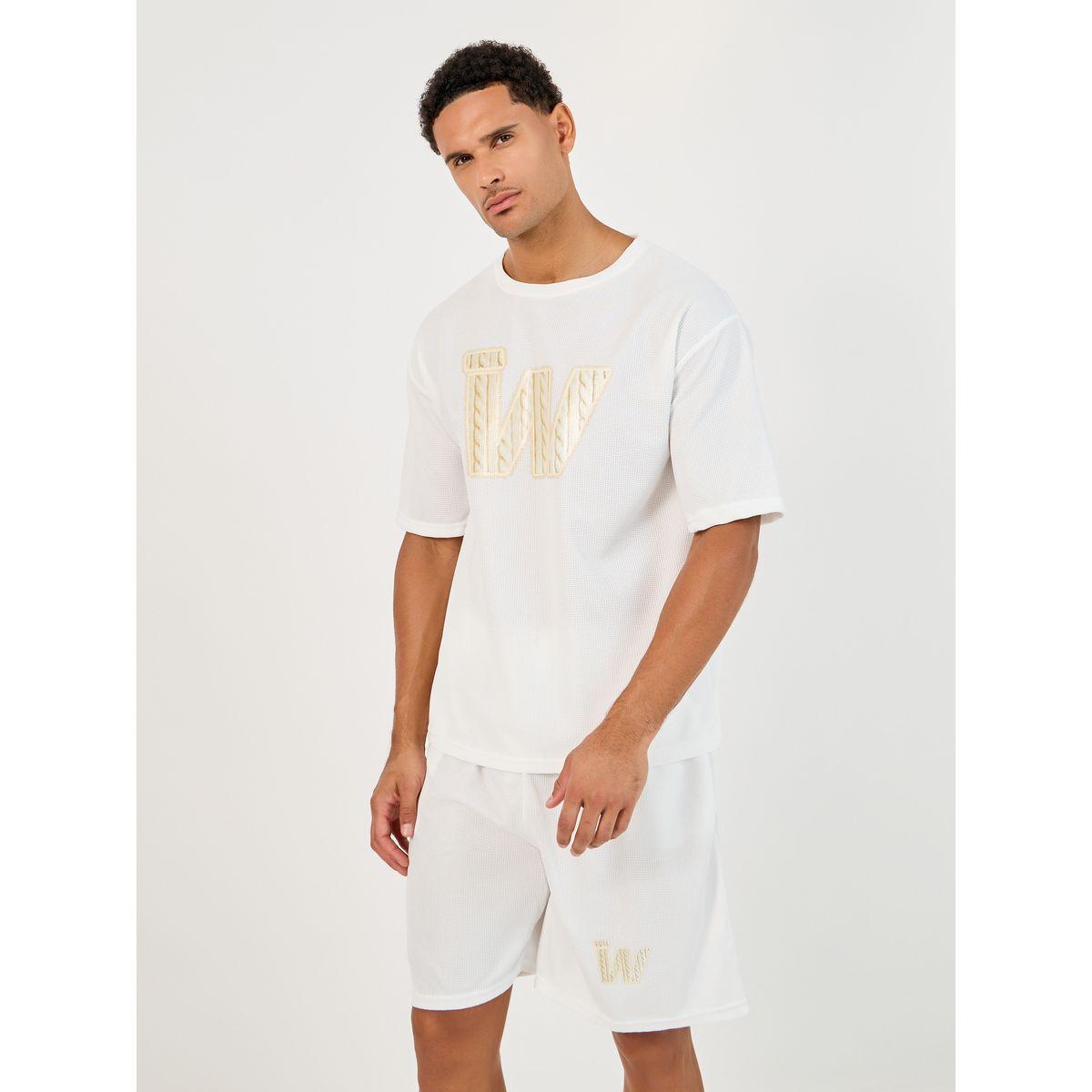 طقم منسق من شورت وتيشيرت فضفاض بتفاصيل مُرقعة-men-clothing-coordsets-image-2