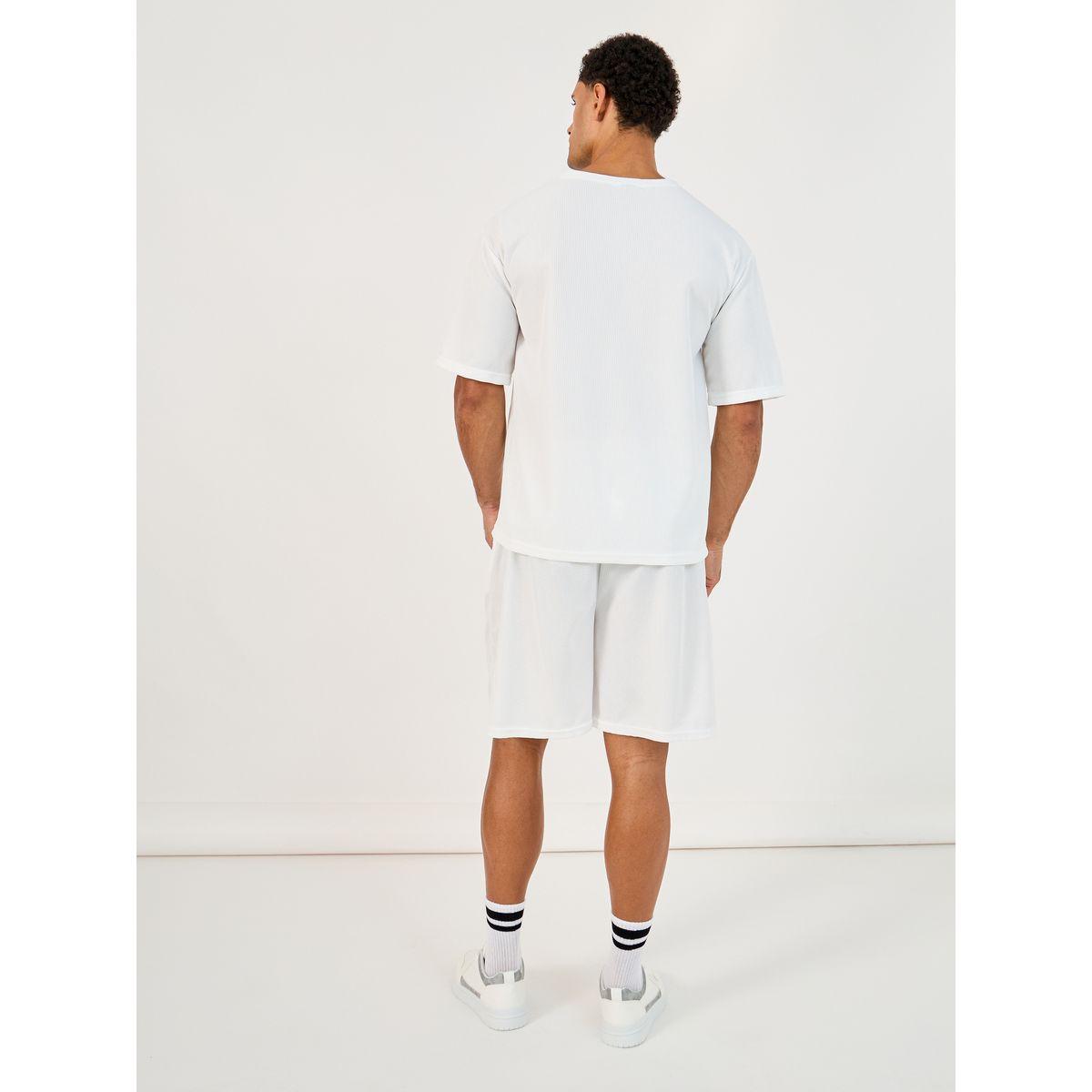 طقم منسق من شورت وتيشيرت فضفاض بتفاصيل مُرقعة-men-clothing-coordsets-image-5