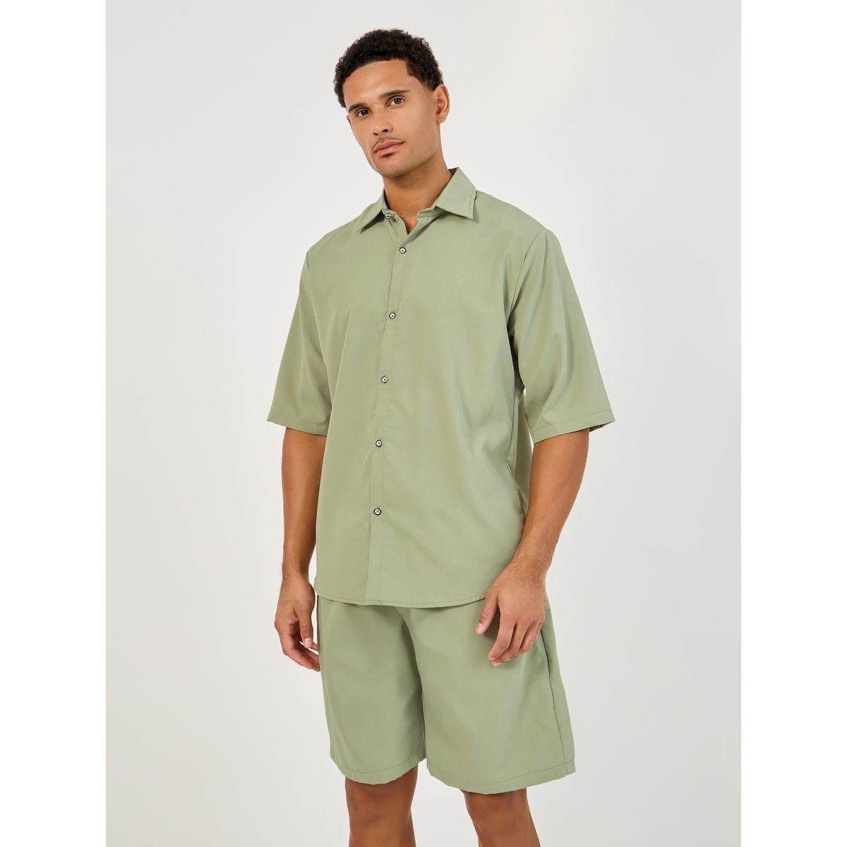 طقم منسق من شورت وقميص فضفاض بأكمام قصيرة-men-clothing-coordsets-image-2