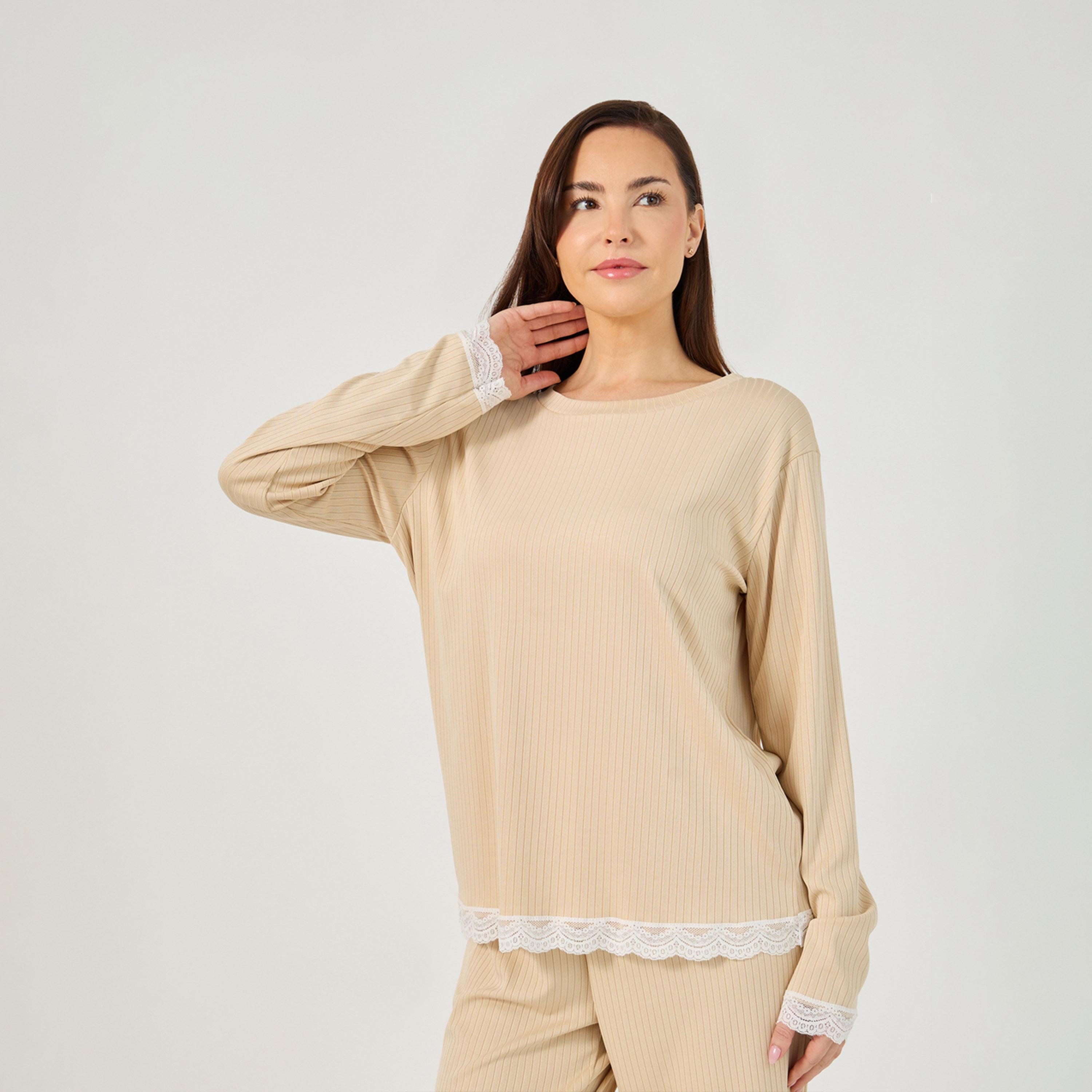 ستايلي - طقم تي شيرت وبيجامة بحواف من الدانتيل وتفاصيل مضلعة-women-clothing-nightwear-pyjamas-longsets-image-3