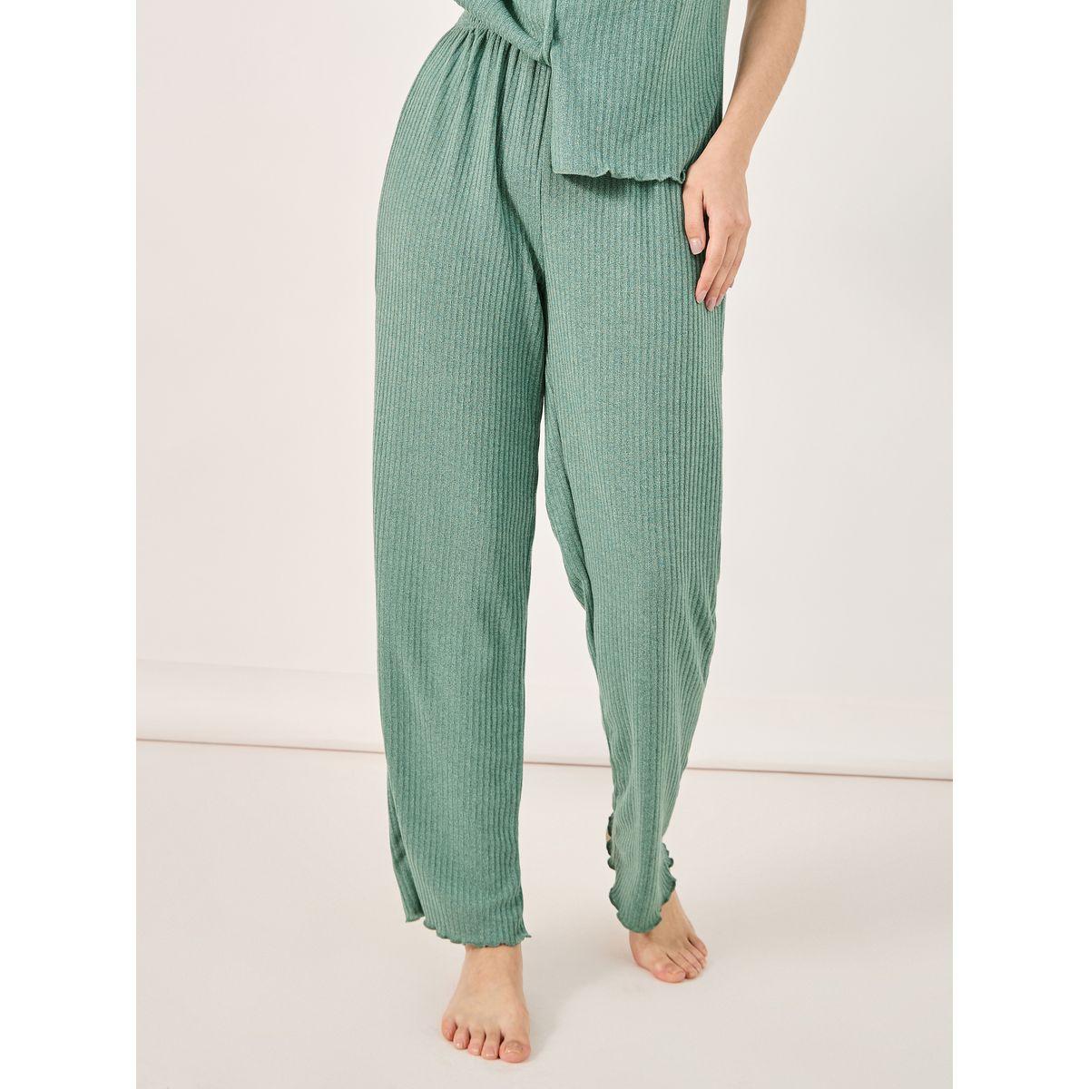 طقم من بنطال بيجاما وبلوزة بحواف خس وتفاصيل مضلعة-women-clothing-nightwear-pyjamas-longsets-image-5