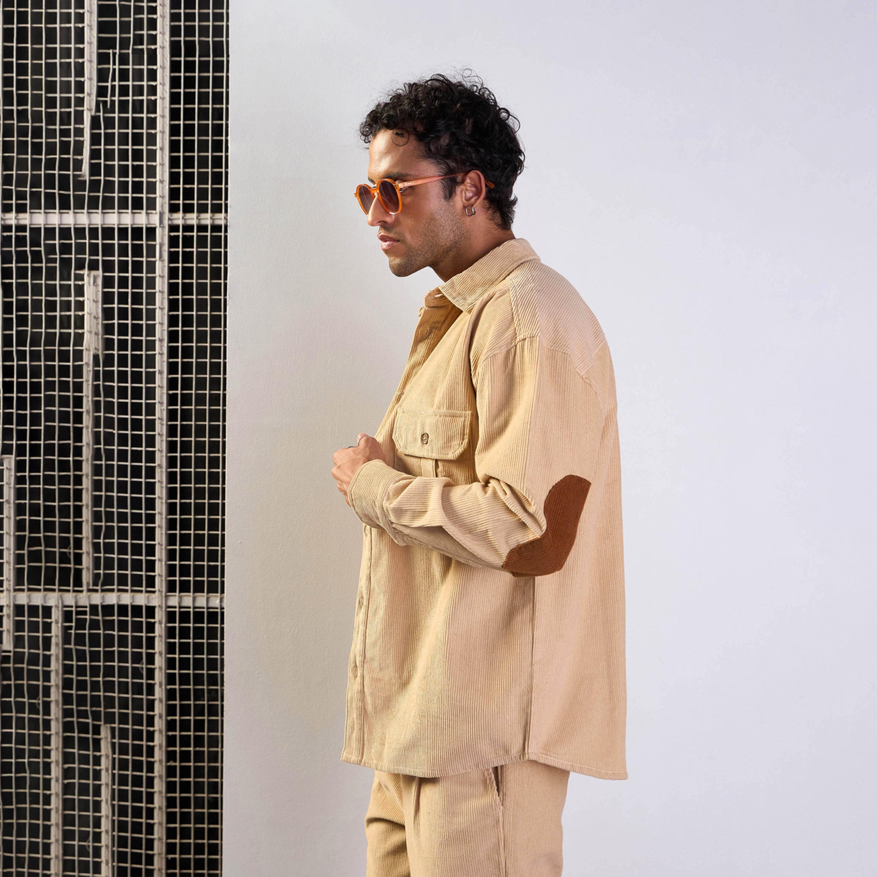 ماسكلن ساسافراس × ستايلي - قميص كوردروي كبير الحجم مع رقعة على الكوع - بيج-men-clothing-shirts-image-1