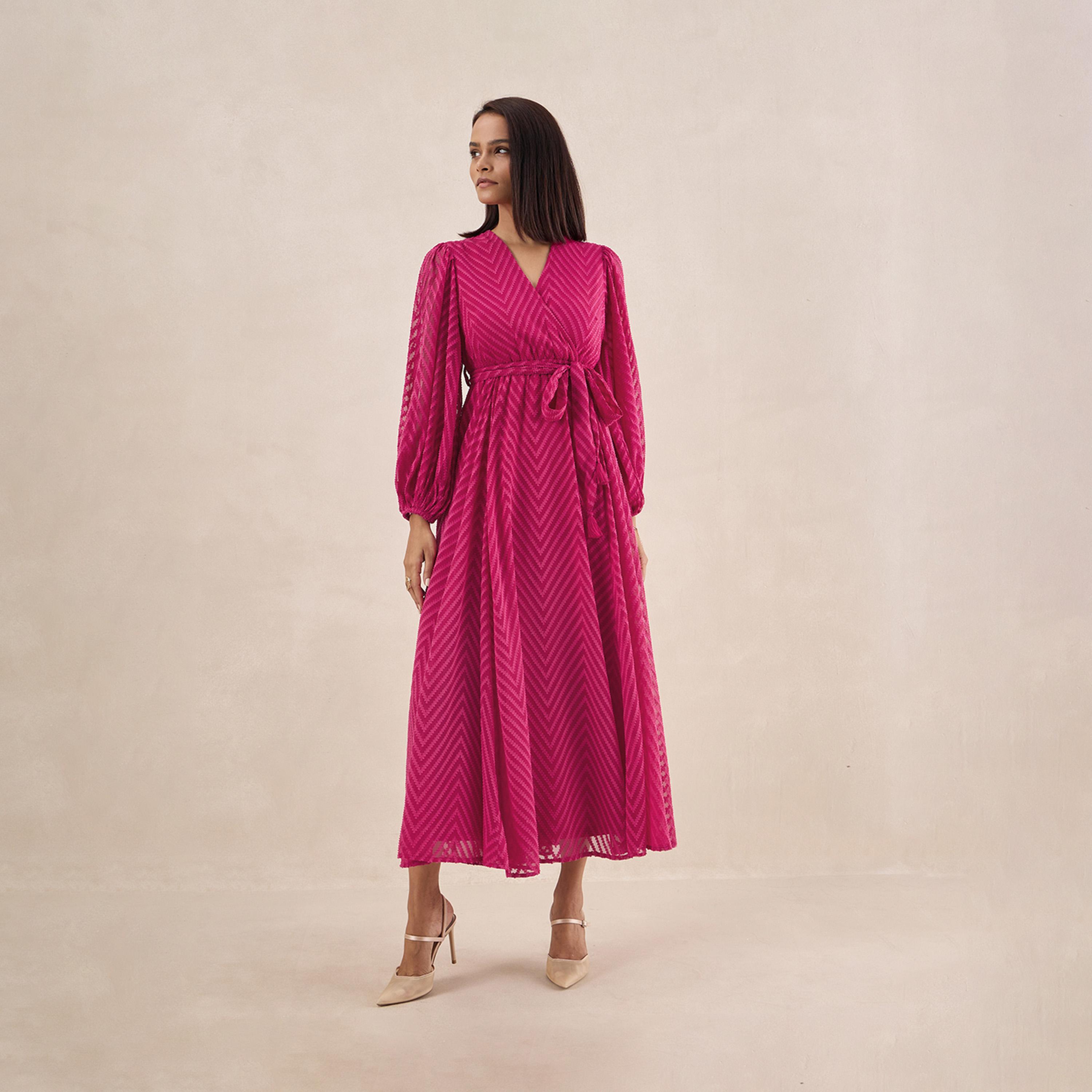 فيميلا × ستايلي - فستان ماكسي ملفوف بنمط خطوط منكسرة مع تفاصيل رباط الخصر-women-clothing-dresses-image-1