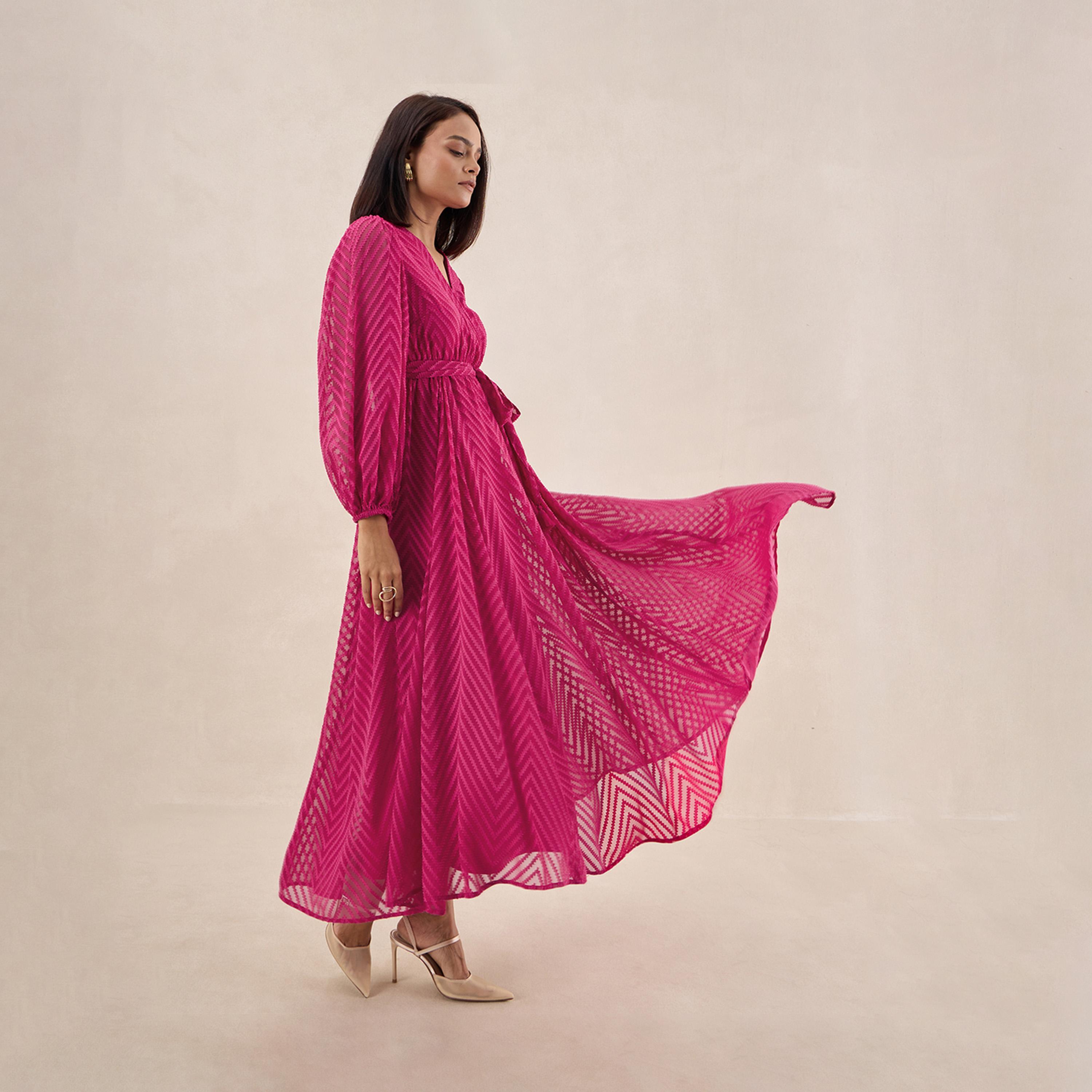 فيميلا × ستايلي - فستان ماكسي ملفوف بنمط خطوط منكسرة مع تفاصيل رباط الخصر-women-clothing-dresses-image-4